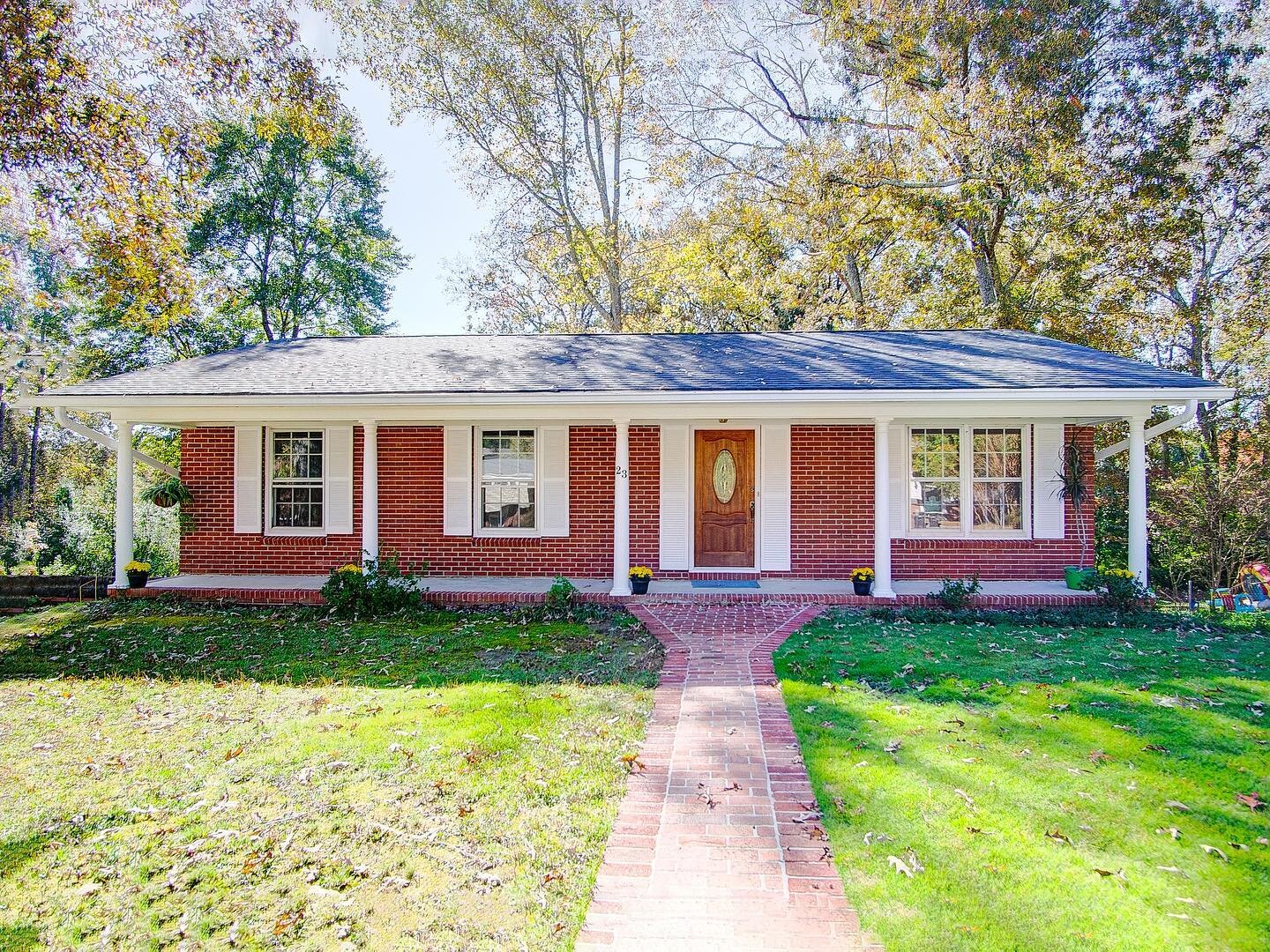 How adorable is this brick home😍
Realtor: @hcobia @kwcobia 
.
#romegarealestate #northgeorgiarealtor #northwestgeorgiarealestate