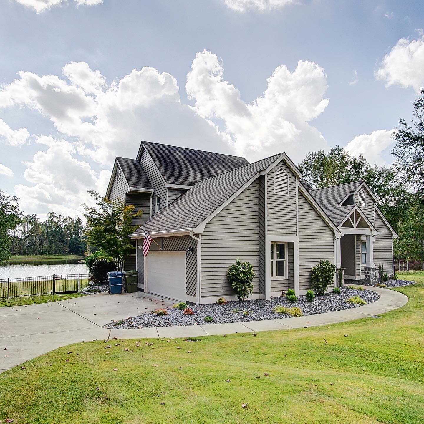 In love with this gorgeous lake house😍 
.
#atlantarealestate #atlantarealestateagent #atlantarealtor #northgeorgiarealestate #northgeorgiarealtor #northwestgeorgiarealestate #ellijayrealestate #jasperrealestate #carrolltonrealestate #dallasrealestat