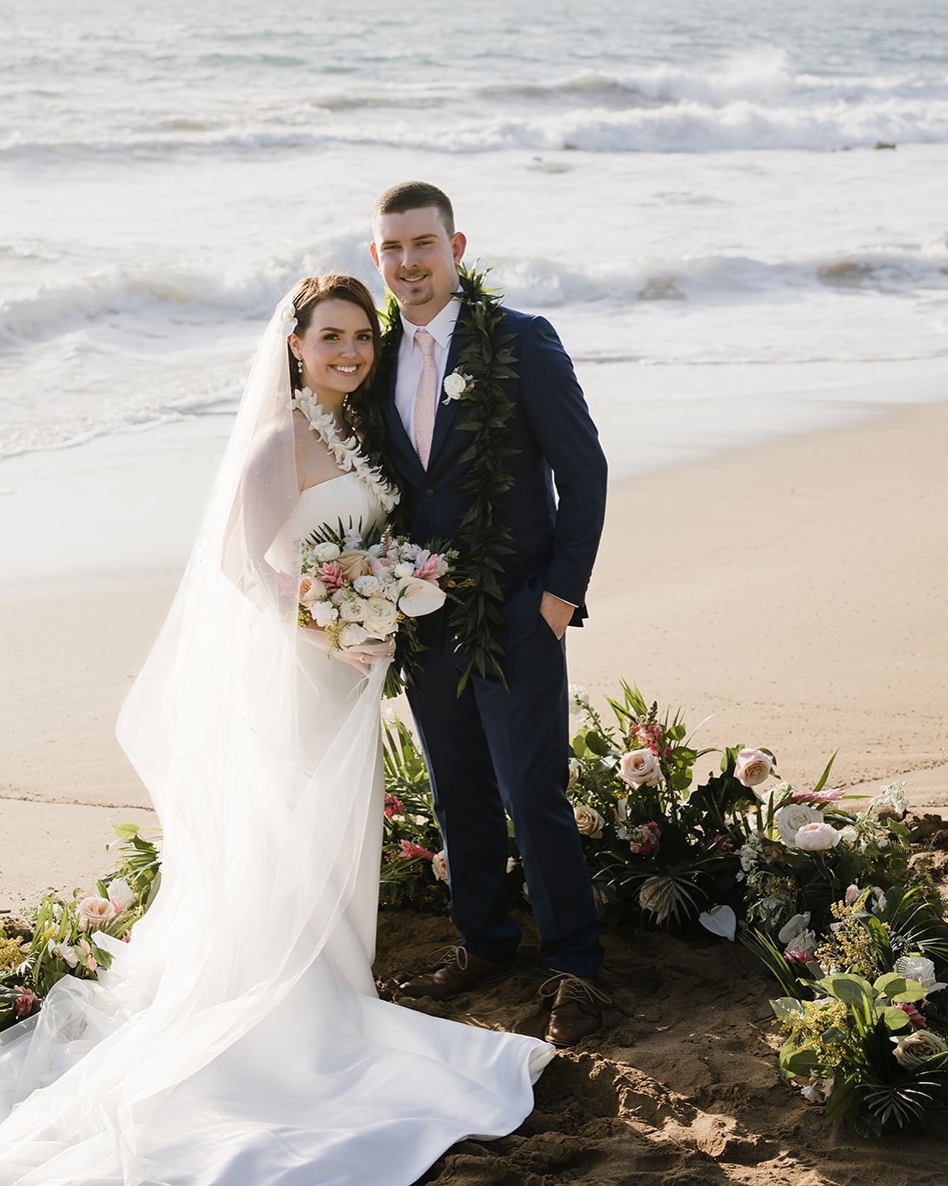 While I was building this half circle
The tide: 🌊
Me: 😒😑🧐

😂😂😂

Photographer @stephaniebetsill 
Planner @roamelopements 
Hair and make up @donnaromerobeauty 
.
.
.

#hawaiiwedding #hawaiistyle #mauiwedding #mauielopement #mauibride #hawaiibrid