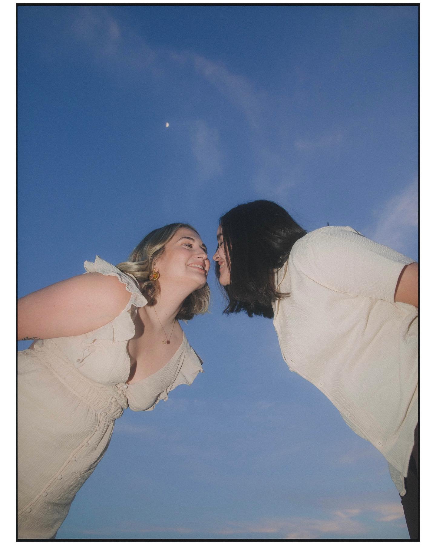 A few more of Sophia and Amanda!! 😍🌷🤸‍♀️✨
•
•
•
•
#portraitcollective #postthepeople #nwaphotographer #bentonvillephotographer #fayettevillephotographer #lgbtqiaphotographer #lgbtqphotographer