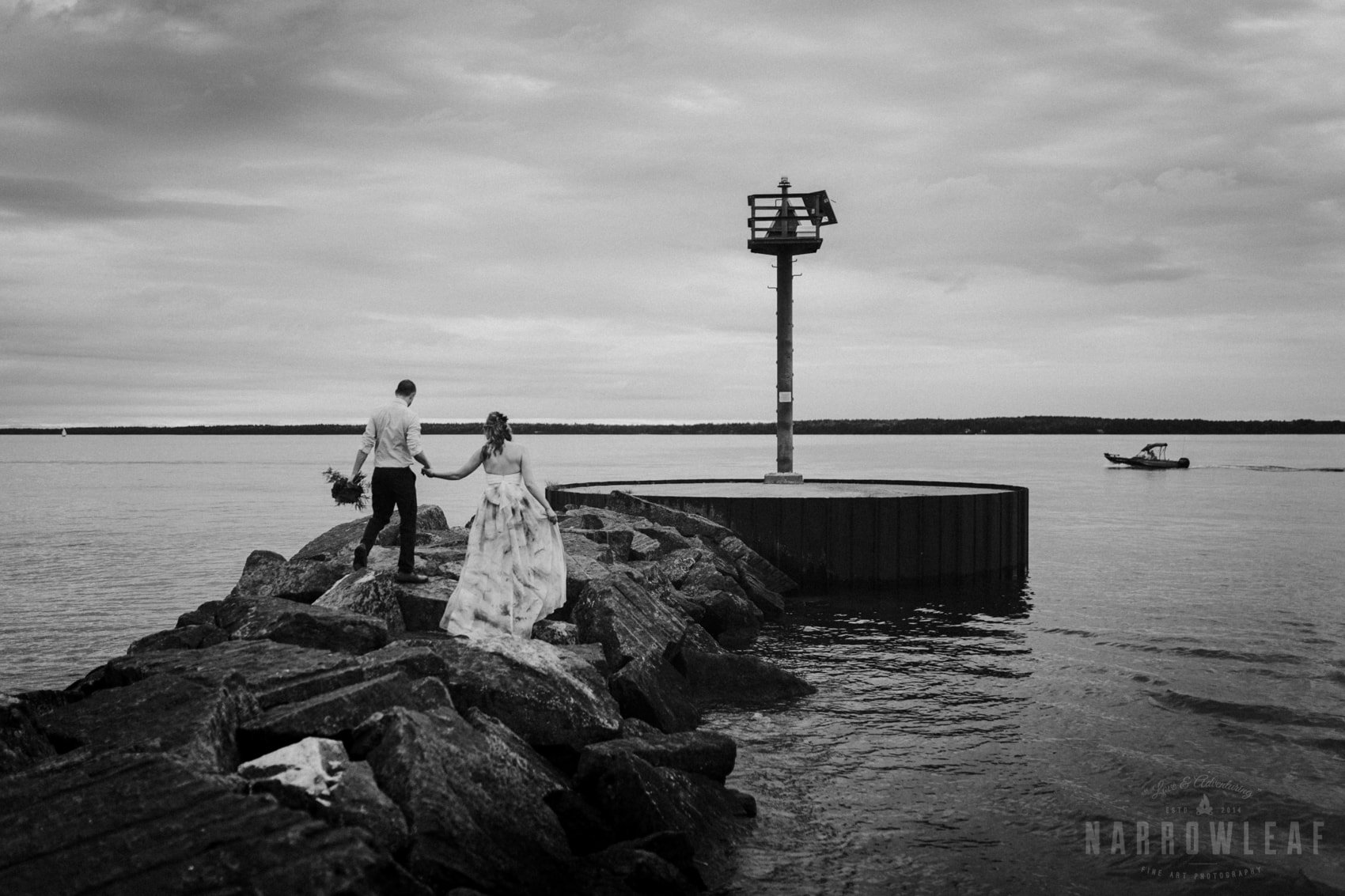 bayfield-wi-lake-superior-wedding-moody-styled-bride-groom-photos-17.jpg