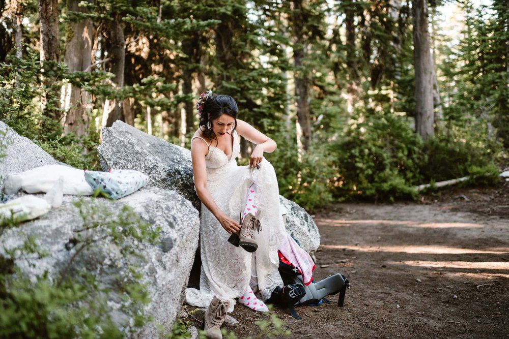  Getting ready hiking elopement wedding in Washington 