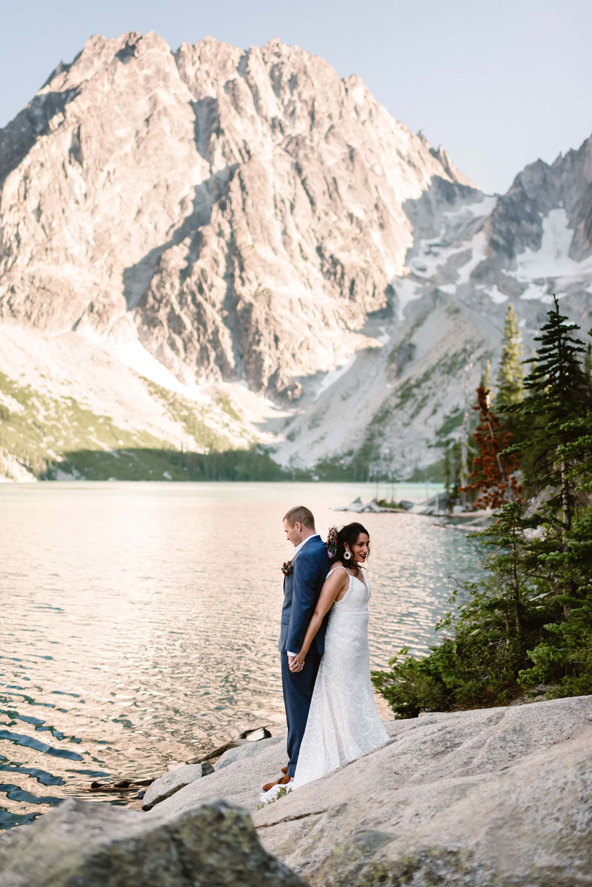  First look hiking elopement wedding in Washington 