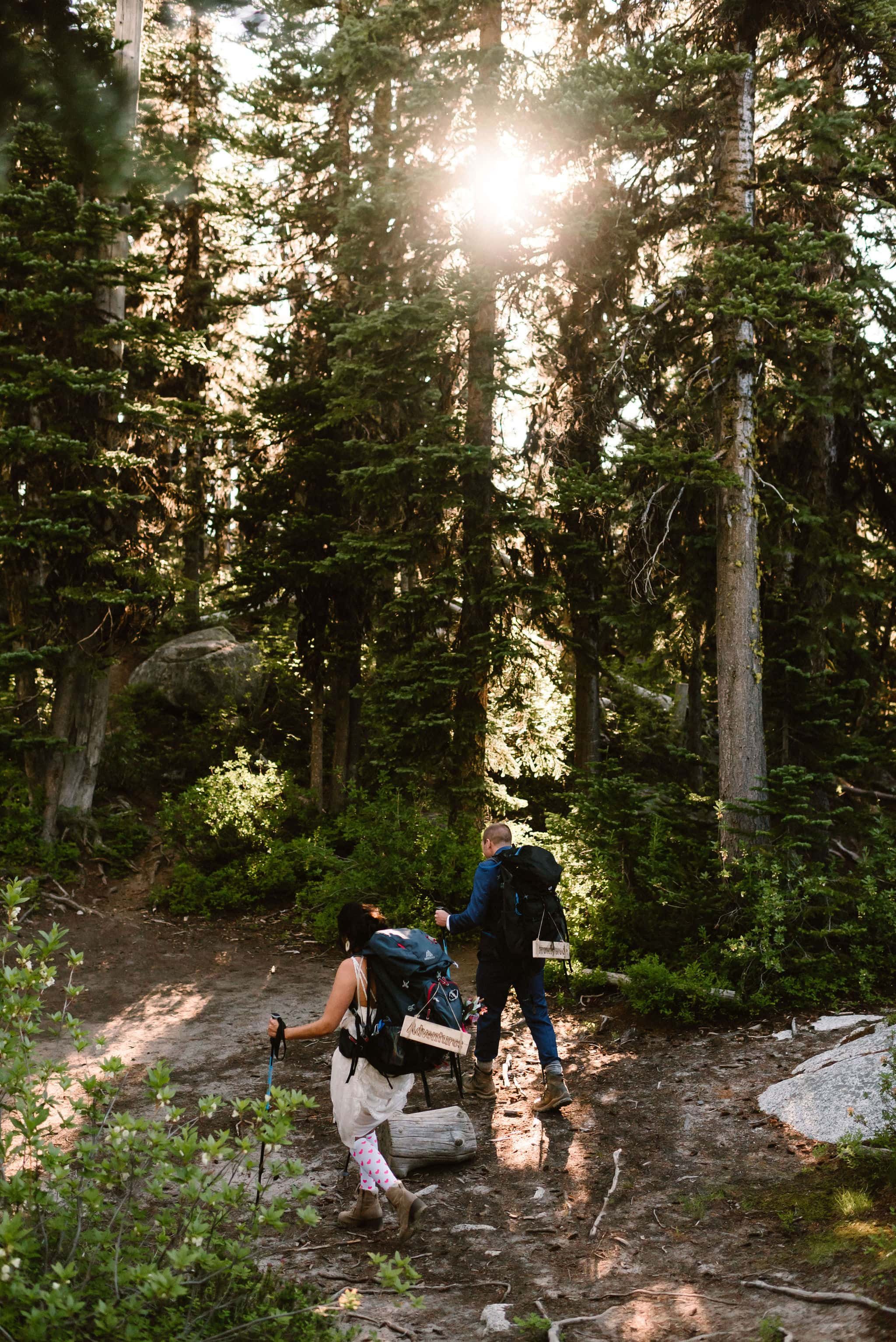  Hiking wedding ceremony in Washington 