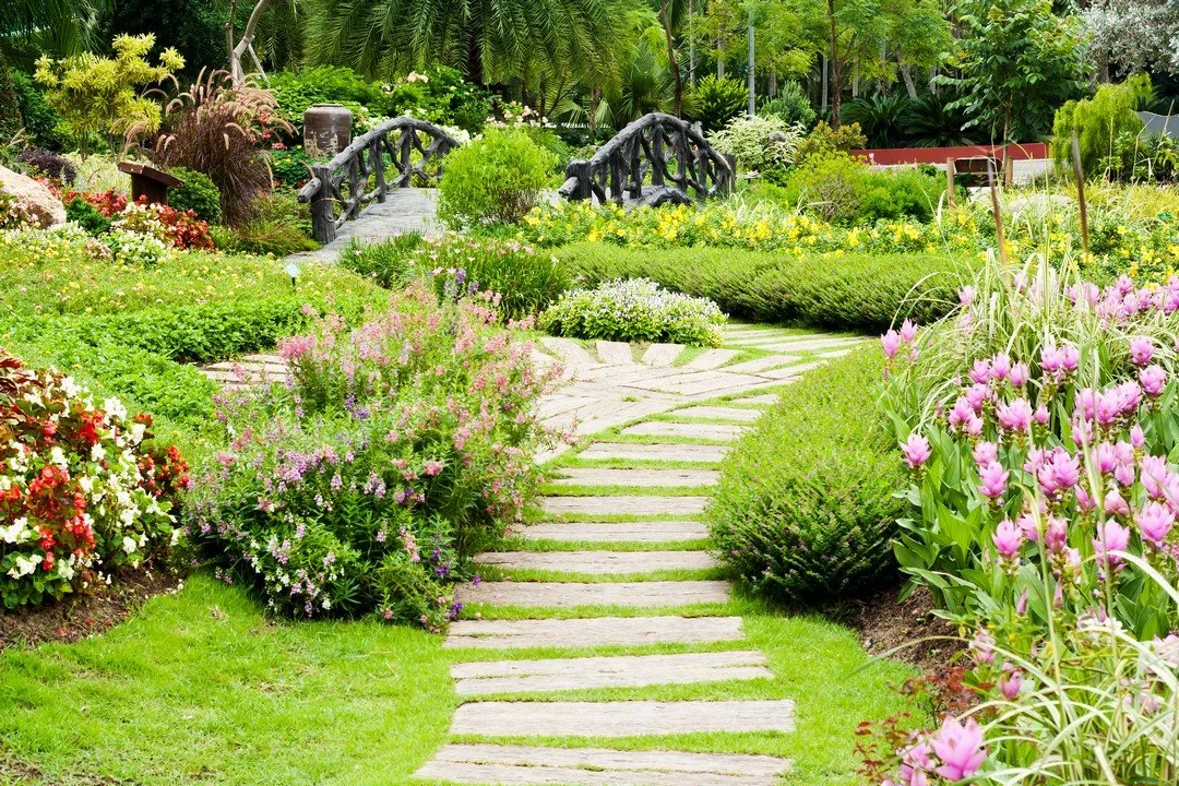 Chapelle historique du Bon-Pasteur : Dans un jardin anglais