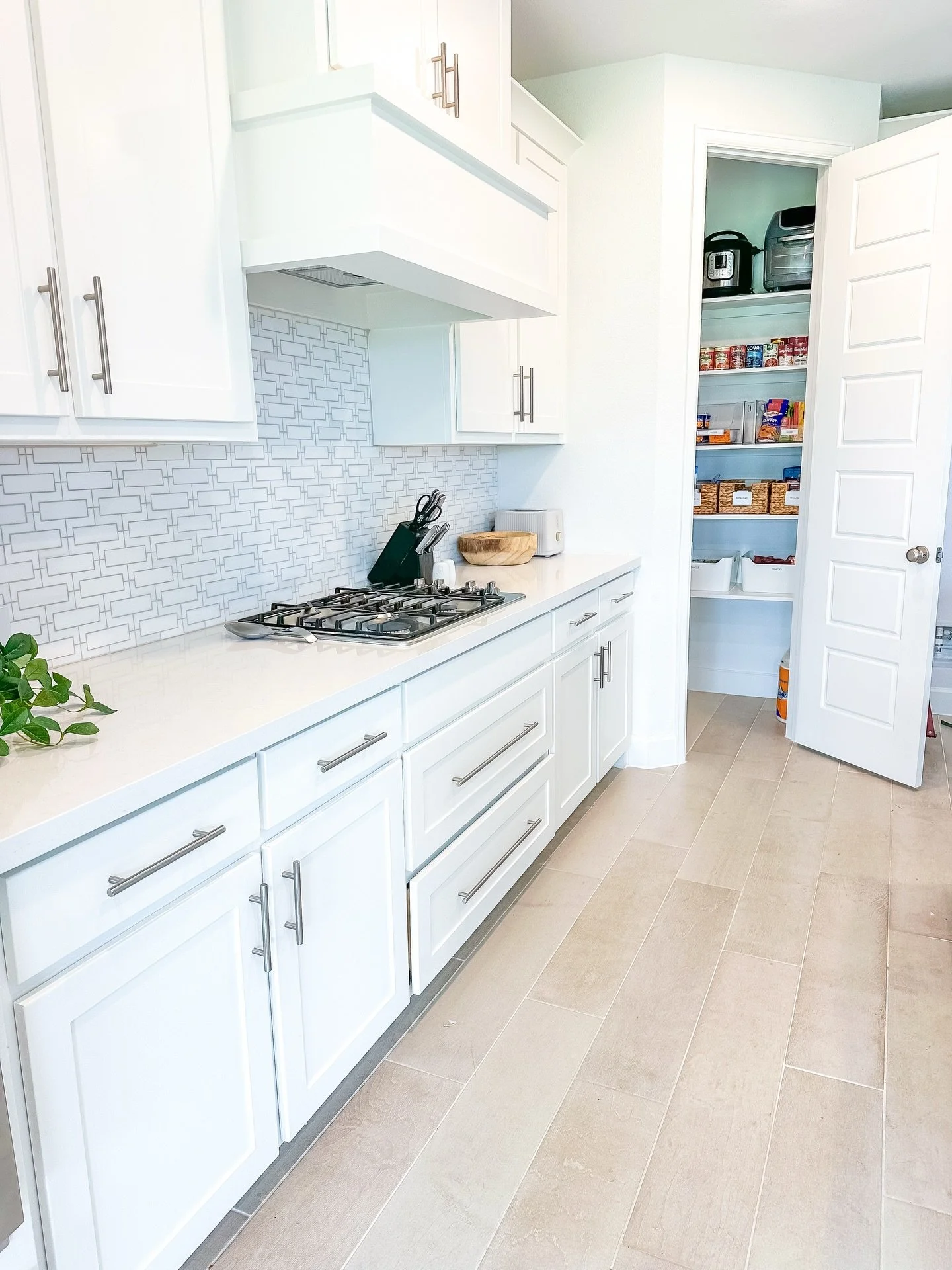 If you tuned into our stories today, you saw us helping a sweet family settle into their new home. Swipe to see the afters. ➡️

There&rsquo;s something so nice about walking into a new home with everything perfectly placed and ready to enjoy.

Moving