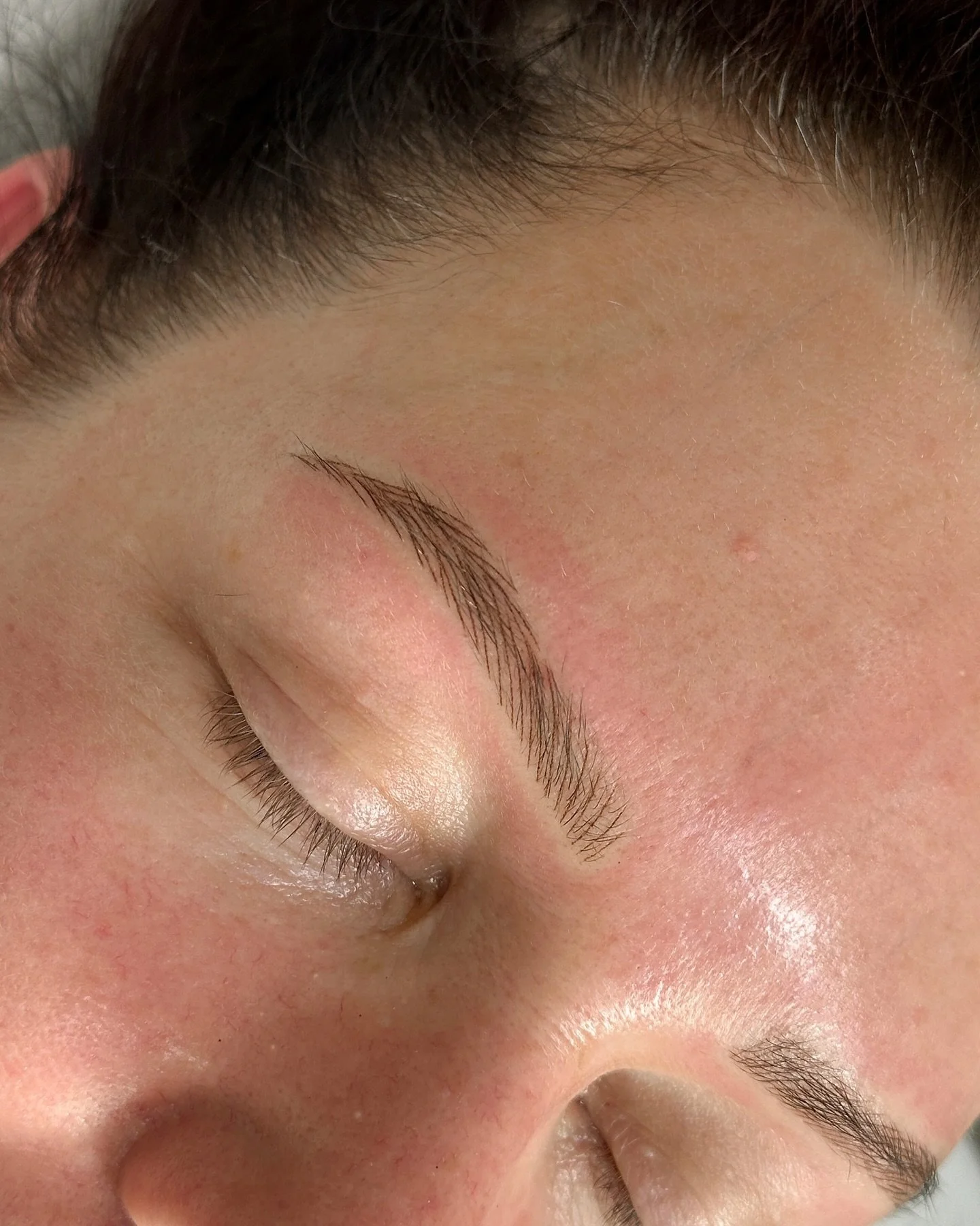 NANO BROWS - machine strokes giving a microbladed look, minus the blade. A technique that is less traumatic on the skin but will still give you the natural hair like look you&rsquo;re after 🙌🏼