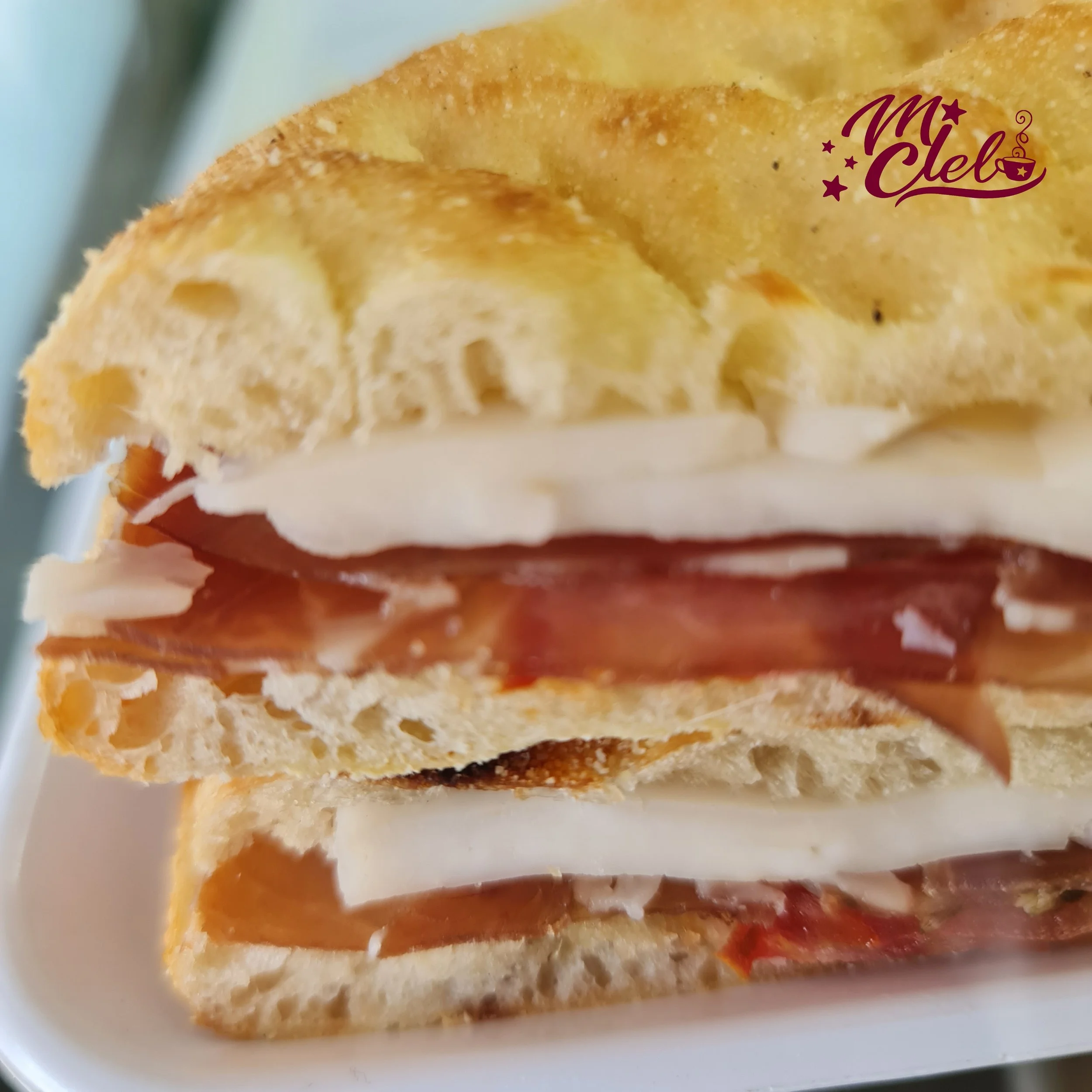 Focaccia fatta en casa rellena de jamón serrano y queso 