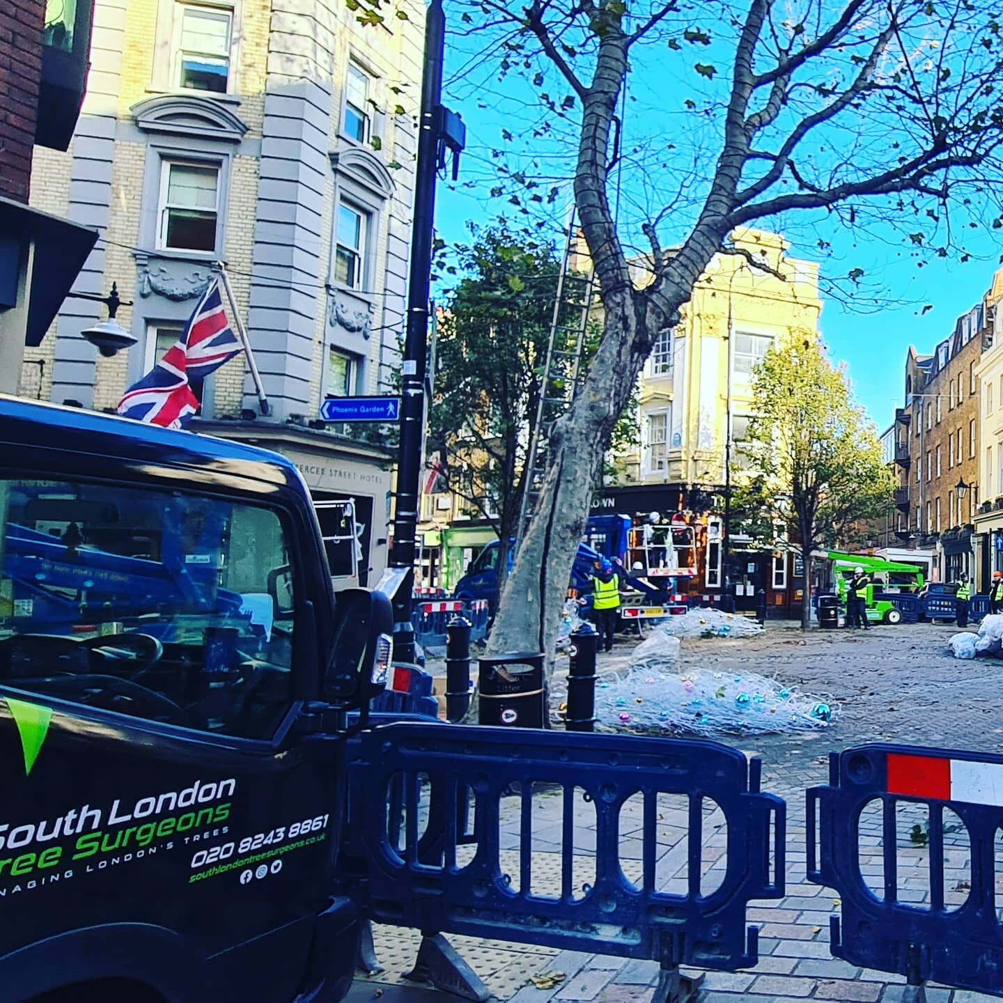 Installing Christmas lights, Seven Dials London
#christmas
#christmasdecor #christmaslights #southlondontreesurgeons
#treesurgery #arborist #treesurgeon #treesurgeons #treeservices #treecare
#surrey #southlondon #southeastlondon #southwestlondon #lon