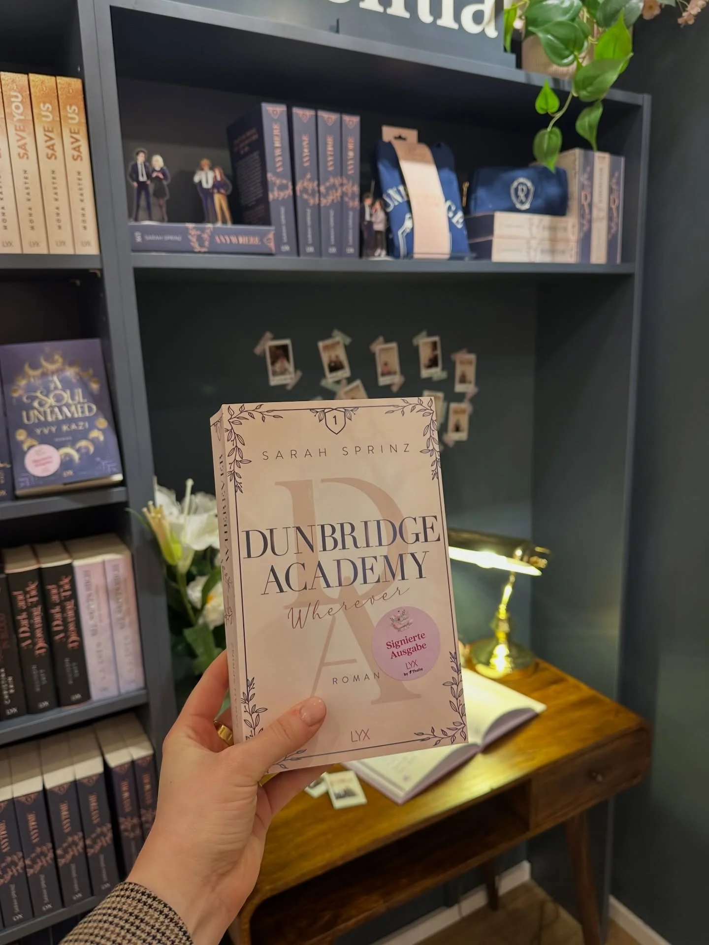 Lesereise aka Fiebertraumleben ist vorbei und ich hab wieder mal etwas Schwierigkeiten zu verstehen, dass das wirklich passiert ist. Ver&ouml;ffentlichen wird irgendwie mit jedem Buch Furcht einfl&ouml;&szlig;ender, aber die Begegnungen mit euch gebe