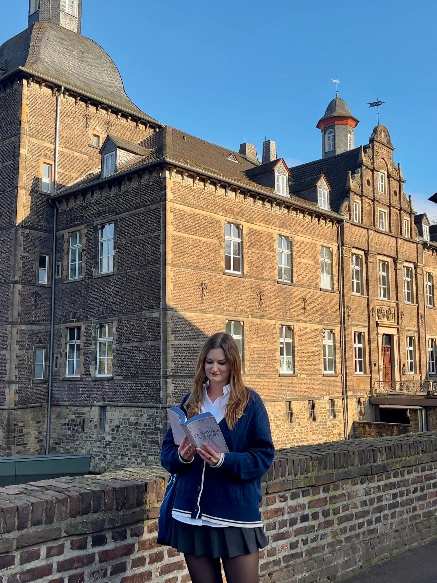 Happy Book Birthday, WHEREVER 🏰🤍🏴󠁧󠁢󠁳󠁣󠁴󠁿

Mehr als zwei Jahre ist die Idee einer neuen Dunbridge-Generation in meinem Kopf herangereift, jetzt darf ich sie endlich mit euch teilen. Ich glaube, ich war noch nie so aufgeregt vor einer Ver&ouml;