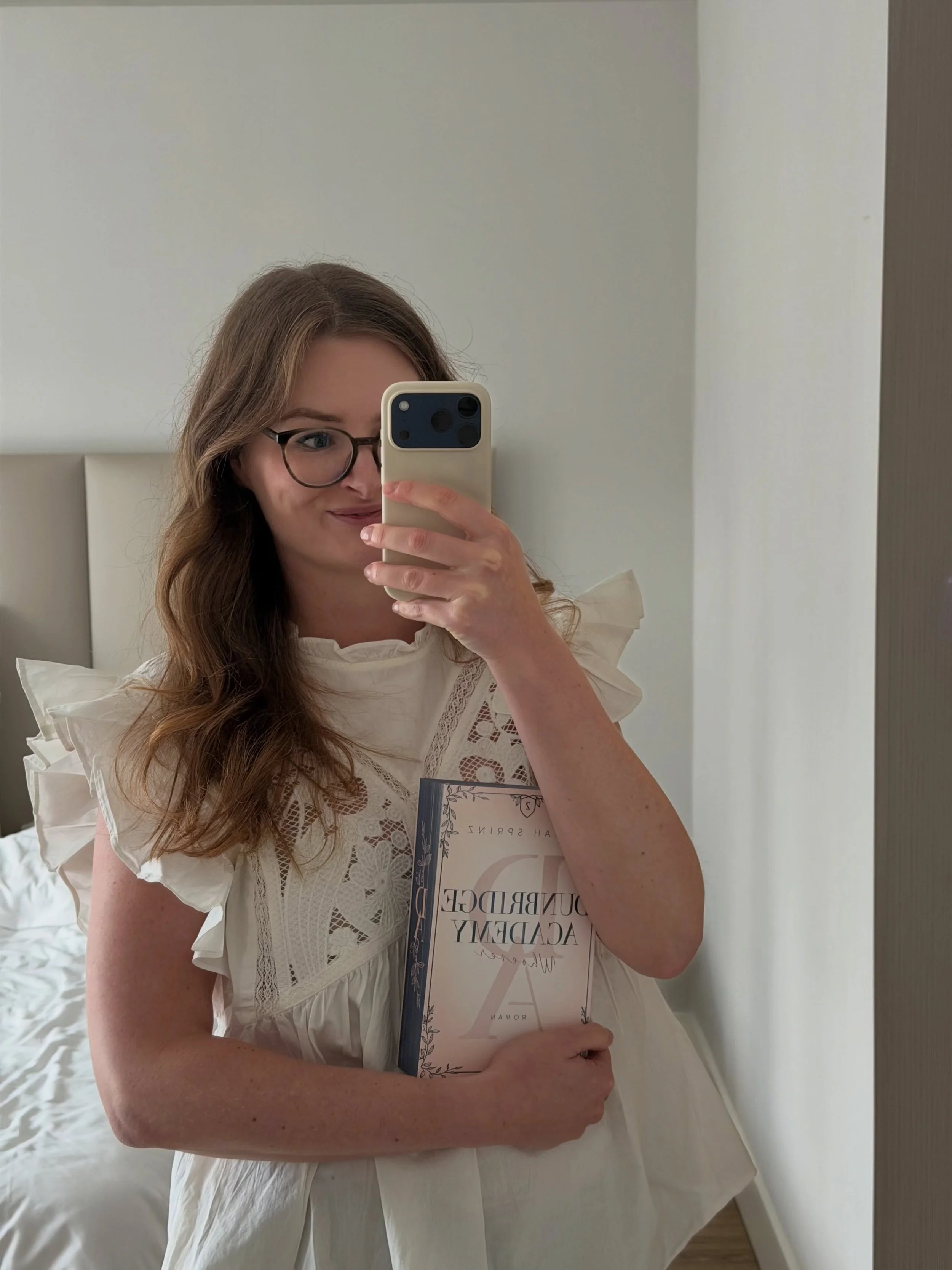 happy release day, cleo und alexander 🌸

vielen dank, dass ich eure geschichte schreiben und eine zeit lang in euren k&ouml;pfen leben durfte. es war dort unglaublich sch&ouml;n, intensiv und heilsam &ndash; am liebsten w&auml;re ich f&uuml;r immer 
