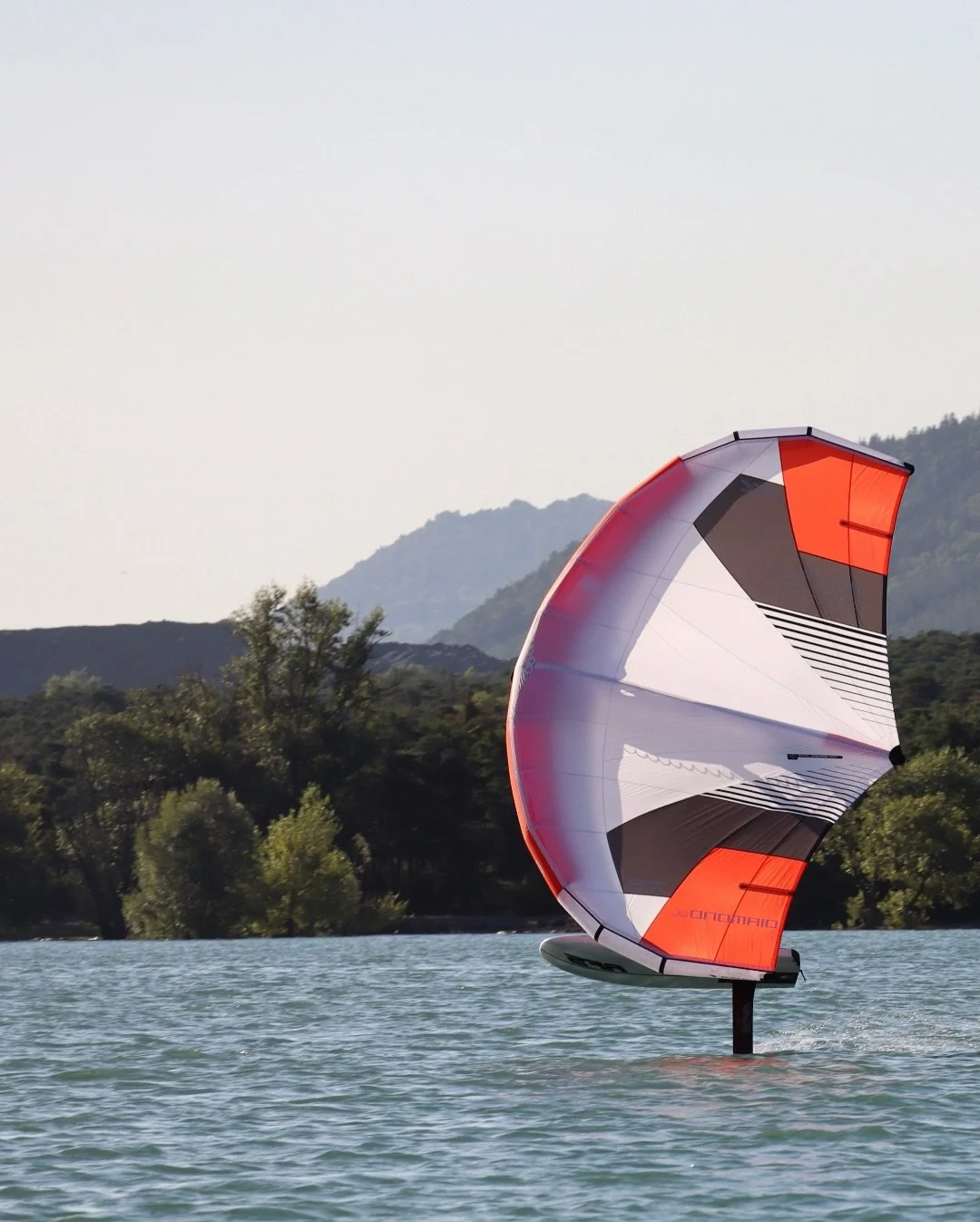 Le lac de Serre-Pon&ccedil;on 🩵 Id&eacute;al pour apprendre ☀️
#wingfoil 
#windsurf 
#lacdeserrepon&ccedil;on 
#summer2026 
Avec @afsfoils