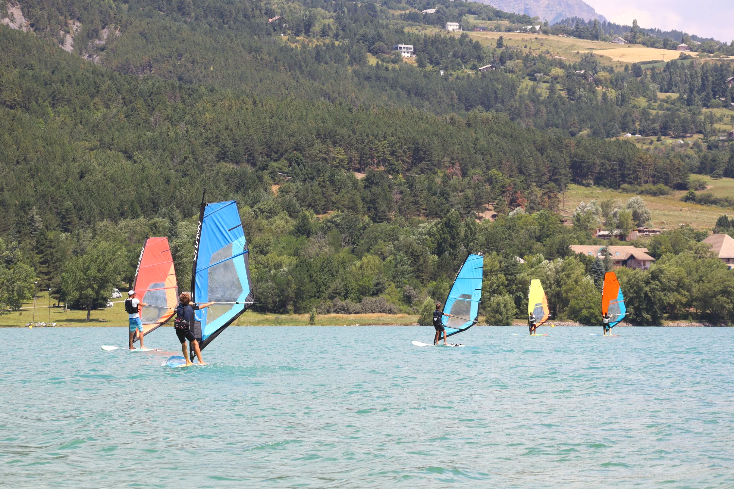 location windsurf lac de serre-ponçon