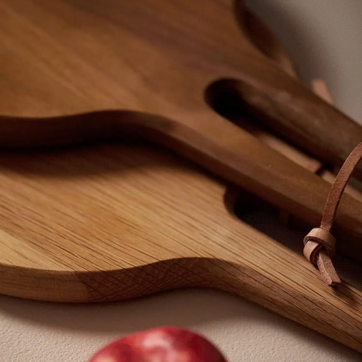 Bevel edge serving board that I designed for The Conran Shop a few seasons ago. 

It&rsquo;s probably due to being raised by an Arborist that I&rsquo;ve always really loved designing in wood 🧡 

@theconranshopofficial 
@mrporter 

#productdesigner #