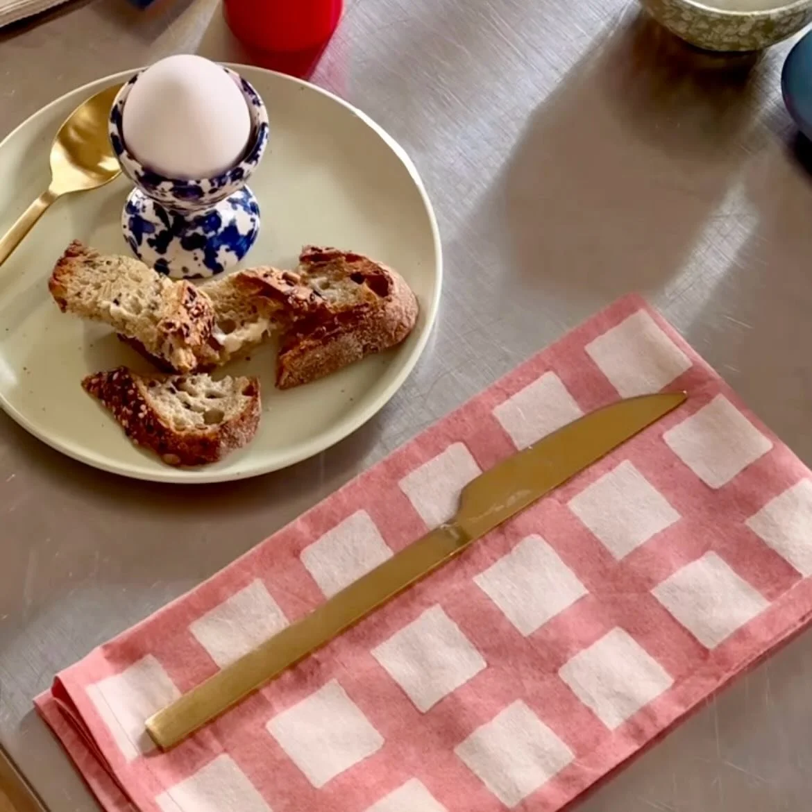 The cutest combo with my block printed napkins, designed for @theconranshopofficial 

Dreamy styling and pic by Charlotte Page @stylingyourhome - loooove ❤️

⠀
⠀
⠀
⠀
⠀
⠀
#homeware #lifestyle #homewaredesigner #productdesigner #homedecor #freelancedes