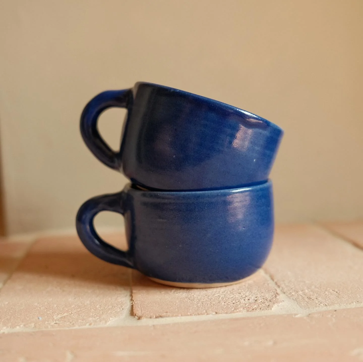 Mugs handmade by me 💙 

More delights made from my course earlier this year at @thekilnrooms love how these came out 🤌🏻 

⠀
⠀
⠀
⠀
⠀
⠀
⠀
#ceramics #stoneware #3ddesign #productdesigner #freelancedesigner #homeware #homedecor