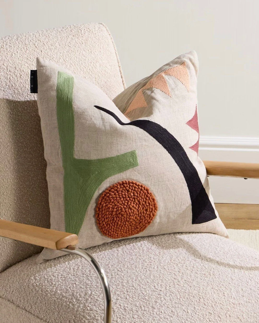 Knotted and crewel embroidered Denton cushion for @theconranshop

Photo - @mrporter 

⠀
⠀
⠀
⠀ 

⠀
⠀
⠀
⠀
⠀ 
#productdesign #homewaredesign #homedecor #materialexploration #textiledesign #freelancedesigner #theconranshop #TCSstudio