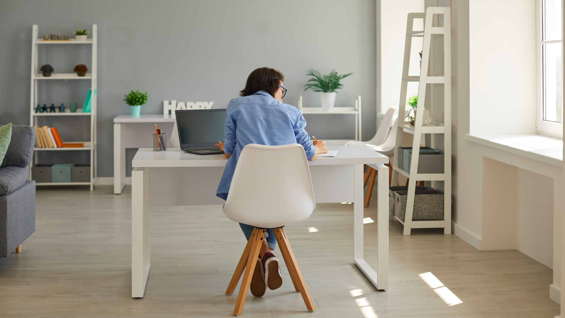 lady studying meta ads course.png