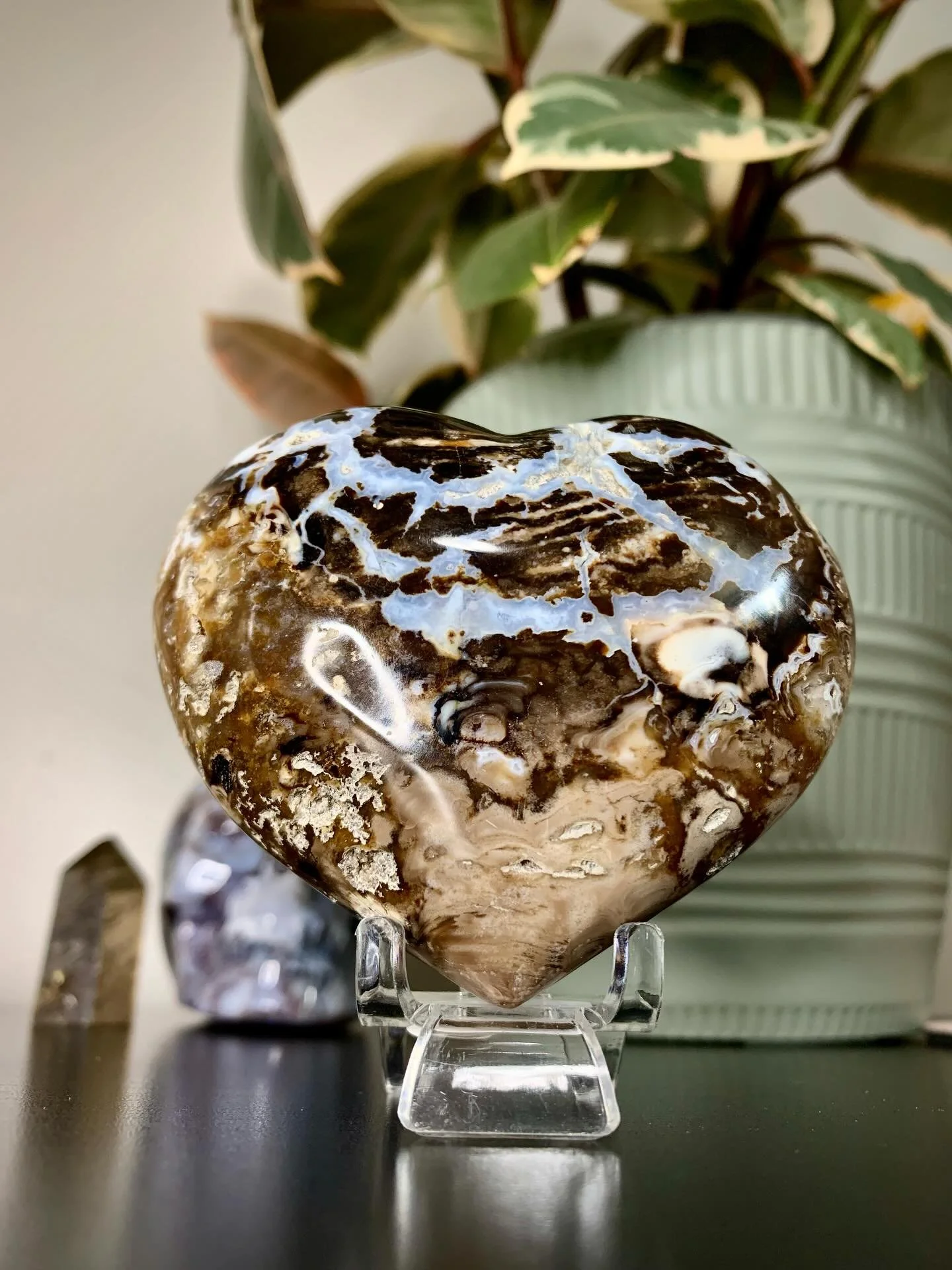 𝒞𝑜𝒻𝒻𝑒𝑒 𝒪𝓅𝒶𝓁 ☕️ (𝓒𝓱𝓸𝓬𝓸𝓵𝓪𝓽𝓮 𝓞𝓹𝓪𝓵)🤎🤍

from Madagascar is thought to:

Provide owners with an etheric shield against negative energy and emotional toxicity. Coffee Opal helps you stay relaxed in uncomfortable situations, which tr