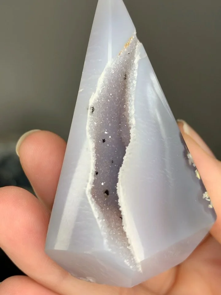 💎 ✨ʂųɠąཞყ ąɠąɬɛ ɖıąɱơŋɖ ✨💎

This Agate diamond has so much personality, the spots look dalmatian-like and the sugar Quartz on the inside give it a &ldquo;sugar&rdquo; glimmer!

Follow the link below to purchase!

https://www.revivalcrystals.com/sho