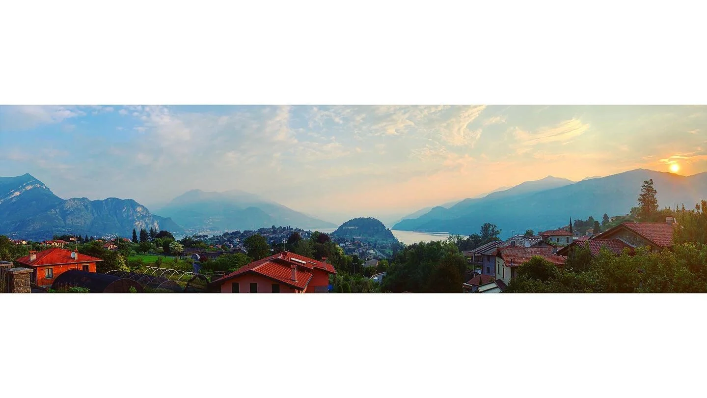 Buongiorno 🌄🇮🇹👋🏼😍 #bellagio #lagodicomo #italia #sunrise #roomwithaview #landscape #mountains #lake