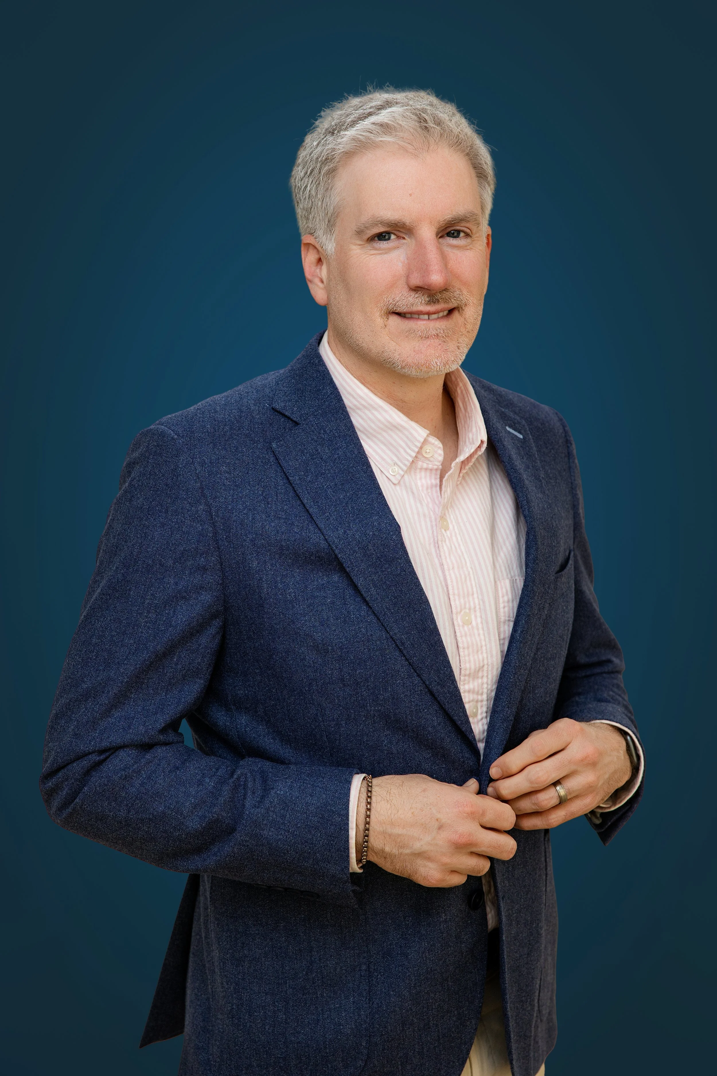 Benheadshot25015blue.jpg