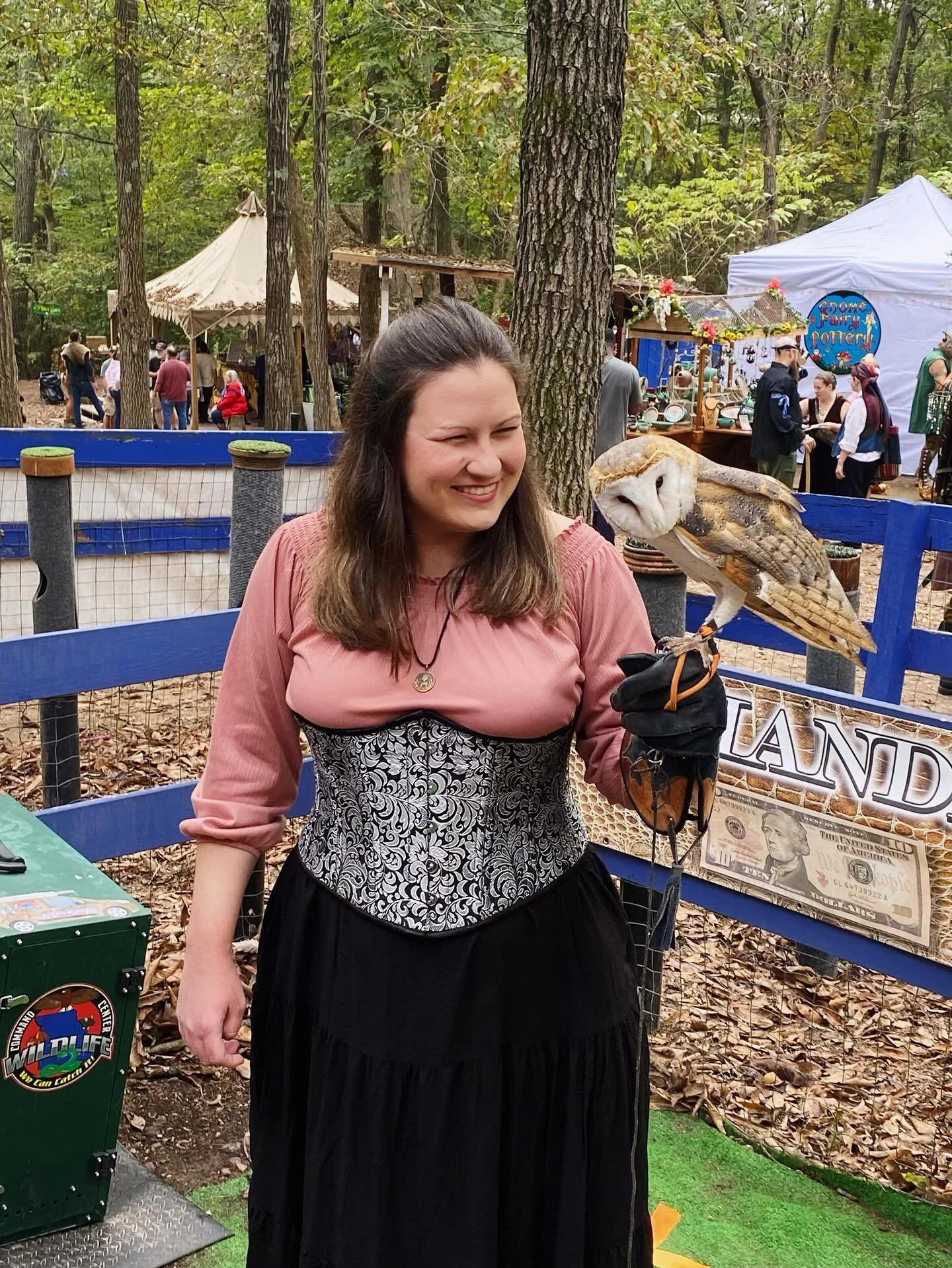 I got to hold a barn owl again 😍 I thought about choosing a great horned owl this time, but the Guardians of Ga&rsquo;Hoole nostalgia was too strong.

(I actually went to the ren faire about a week and a half ago and kept putting off sharing this be
