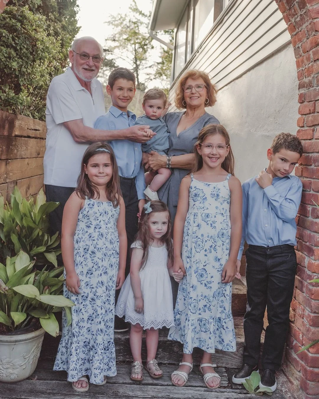 GIFT ALERT 🎁 Looking for a meaningful, personal gift for the parents or grandparents in your life?

Give them an at-home extended family session, the kind of gift that grows more precious with time. 

The perfect group gift 💘

Spend time together. 