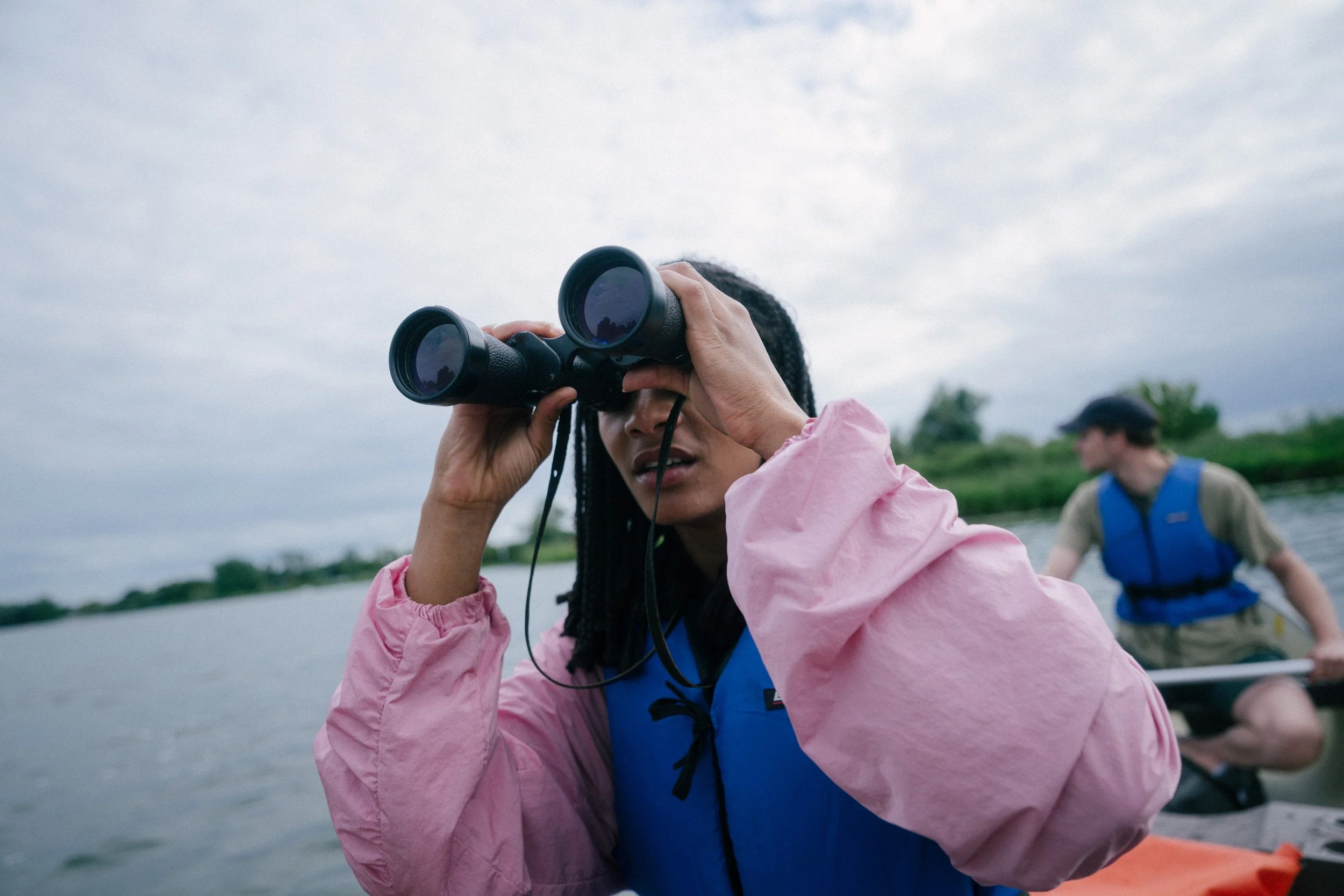 NABU Havel Renaturierung Kano Reportagefotografie Natur Brandenburg Frau mit Fernglas