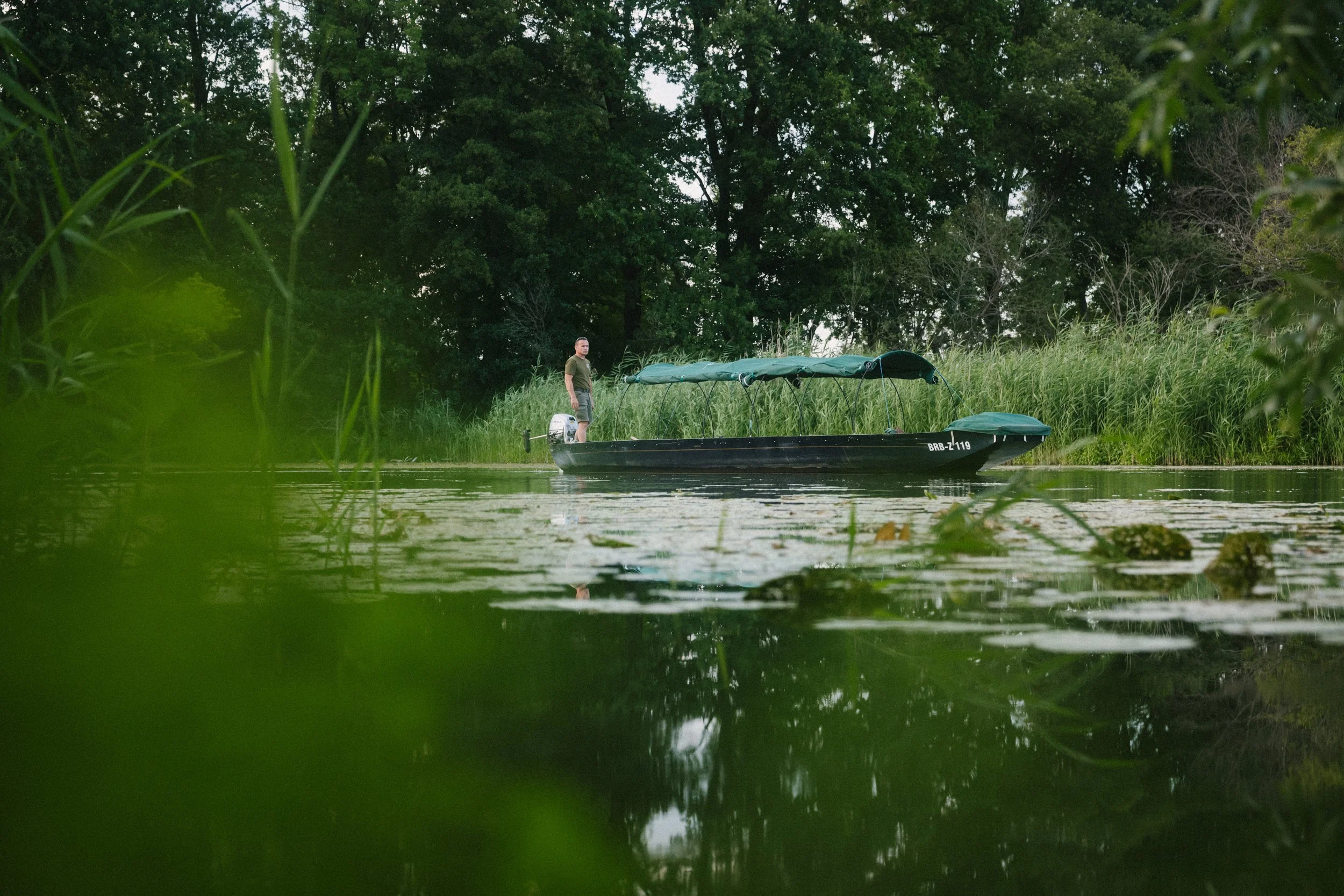 NABU Havel Renaturierung Kano Reportagefotografie Natur Brandenburg Mann in Boot