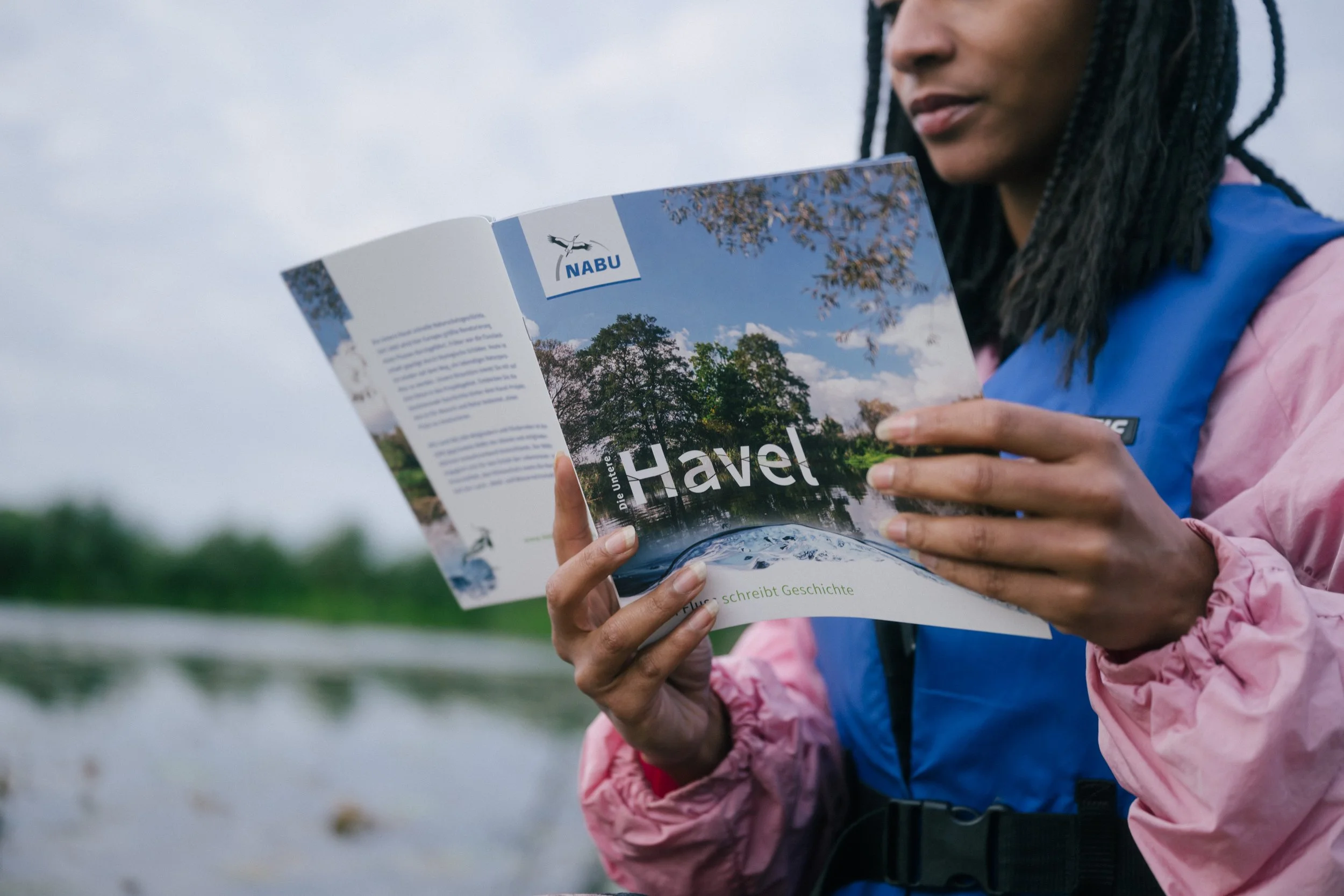 NABU Havel Renaturierung Kano Reportagefotografie Natur Brandenburg Frau mit NABU Katalog