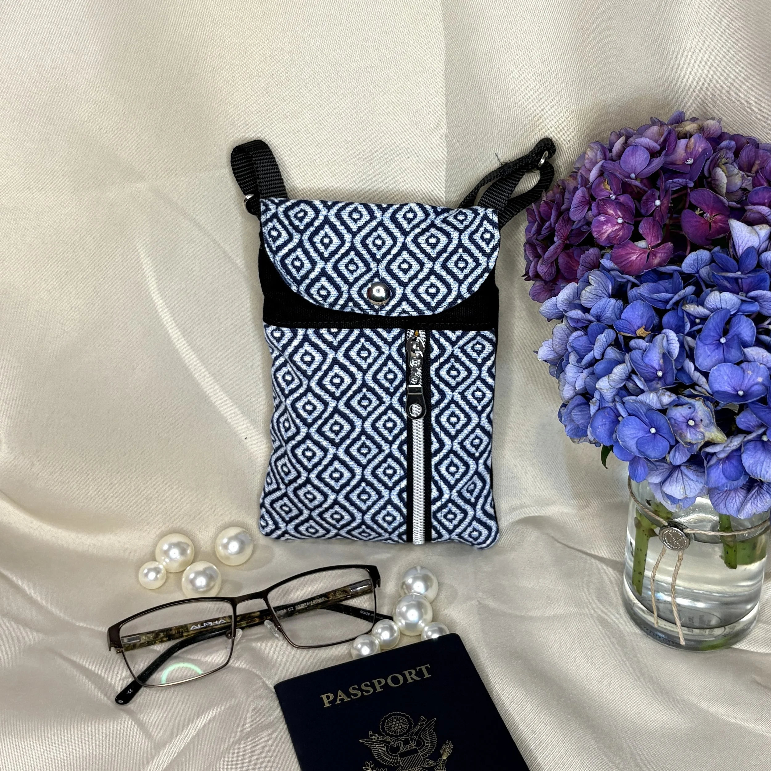 Blue diamonds (silver zipper)