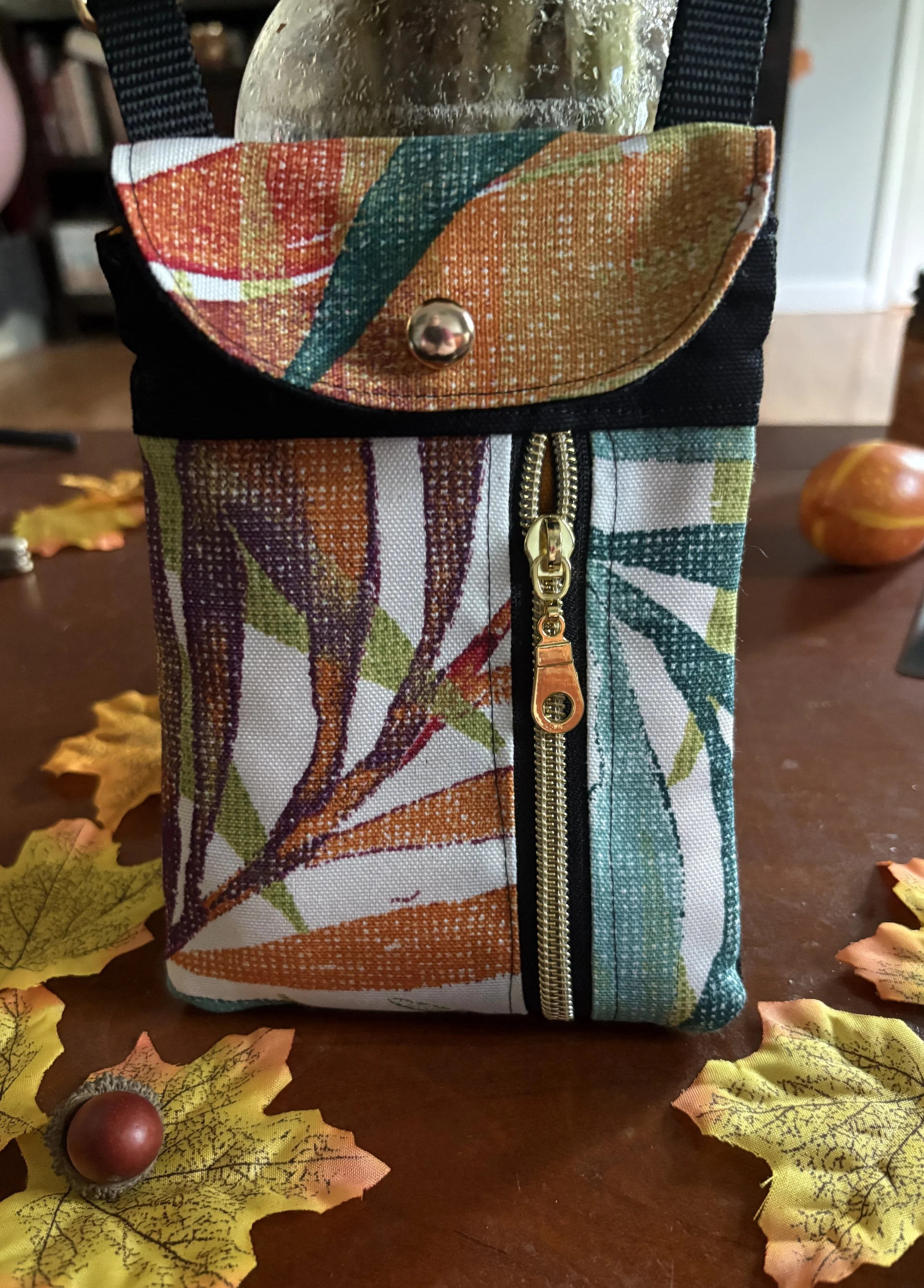 Tropical leaves (gold zipper)