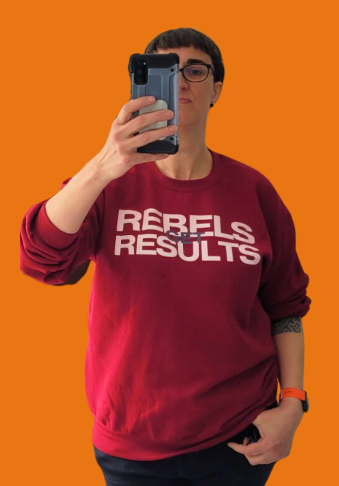 HATCHED-Sweatshirt-RGR-red-Helena-2.png