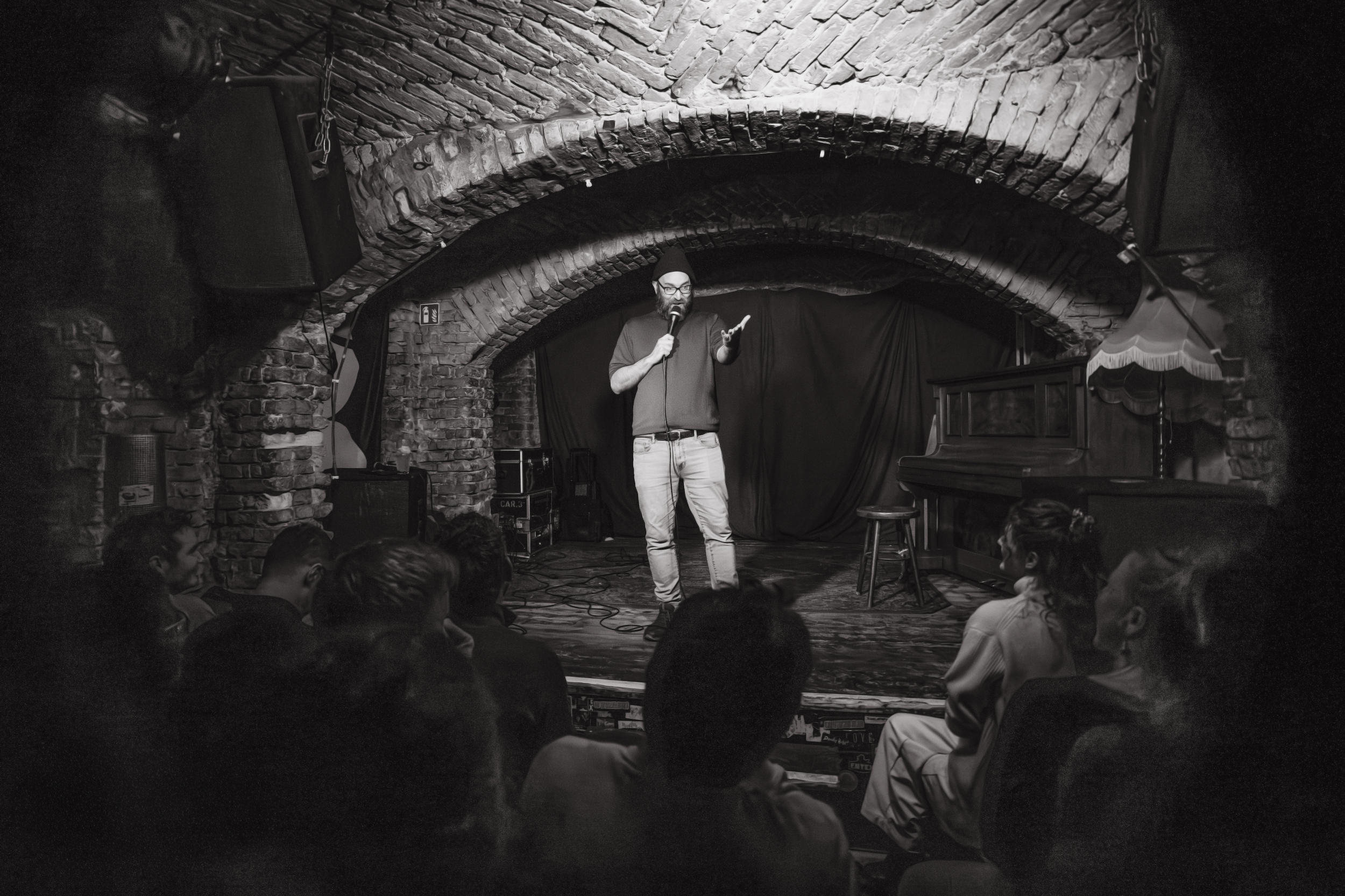 Ori Halevy performing at the Epic Comedy Showcase in Zosch in Berlin Mitte