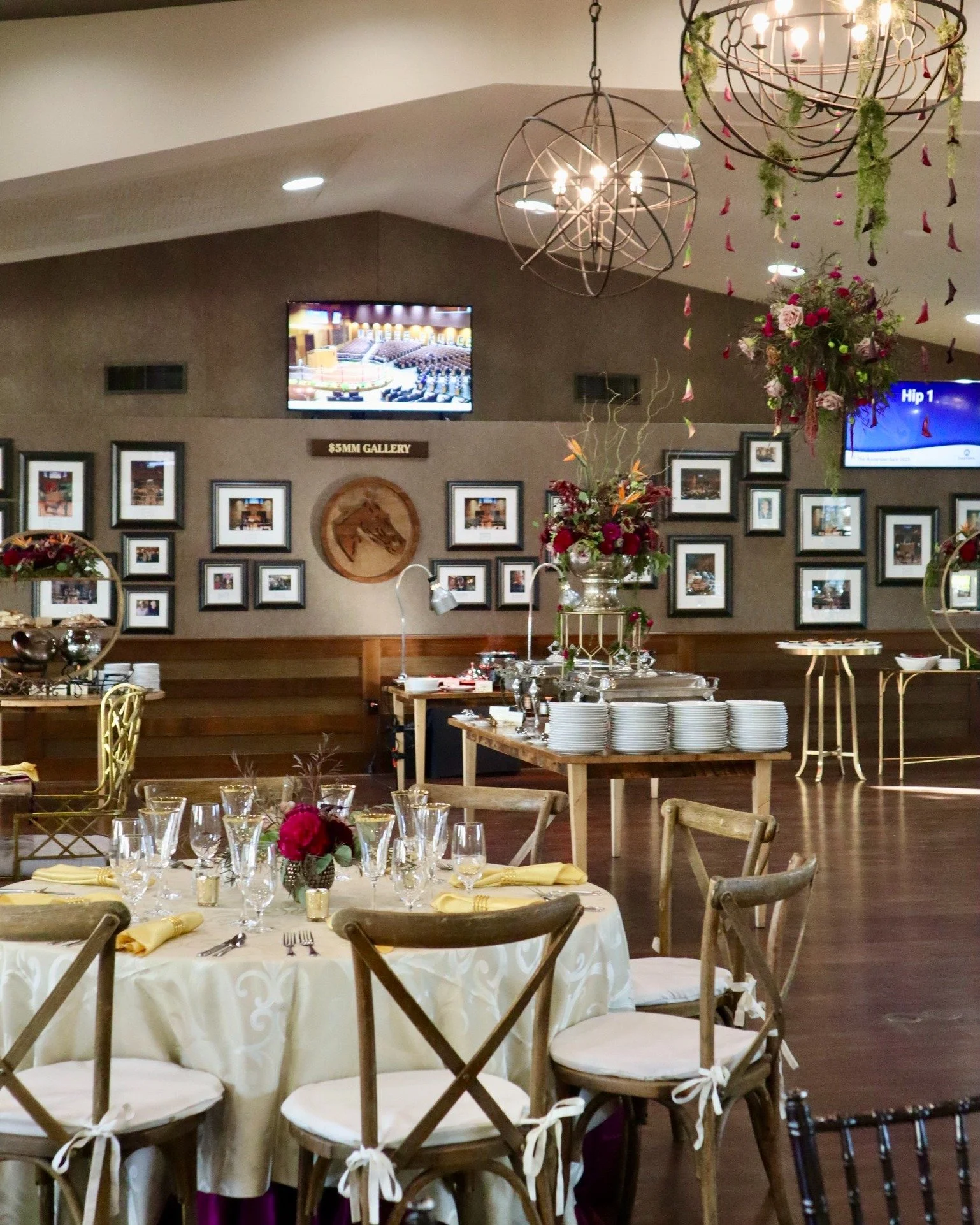 The Seattle Slew Room -- one of four indoor spaces available for your event at @fasigtipton! Perfect for weddings, banquets, conferences, meetings, holiday parties, large rehearsal dinners, small- to medium-size trade shows. 
Email Teresa about how t