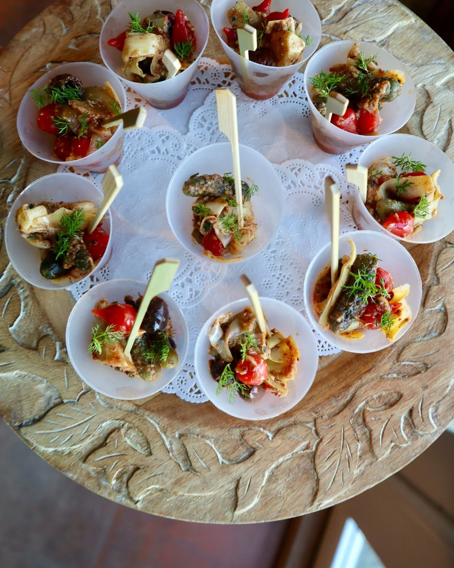 Passed apps, display platters, grazing boards... you name it, we'll make sure your event starts deliciously! Check out all our appetizer options at the 🔗in our bio