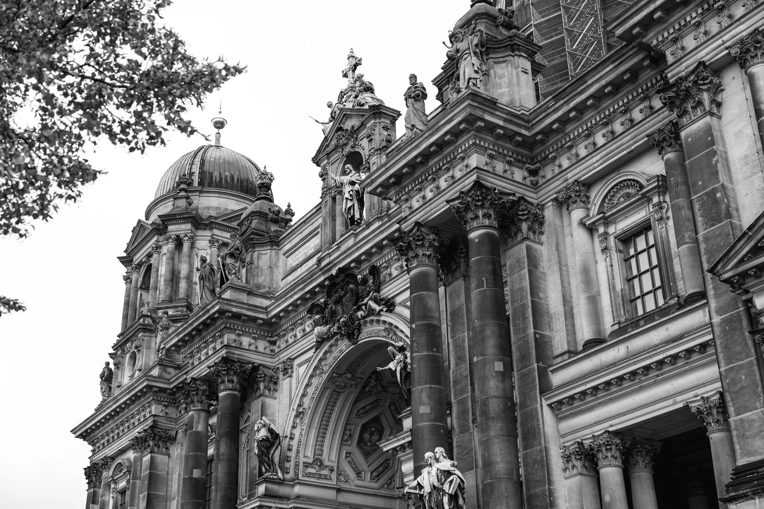 Black and white photo of a historic cathedral with ornate architectural details and numerous statues on the exterior.