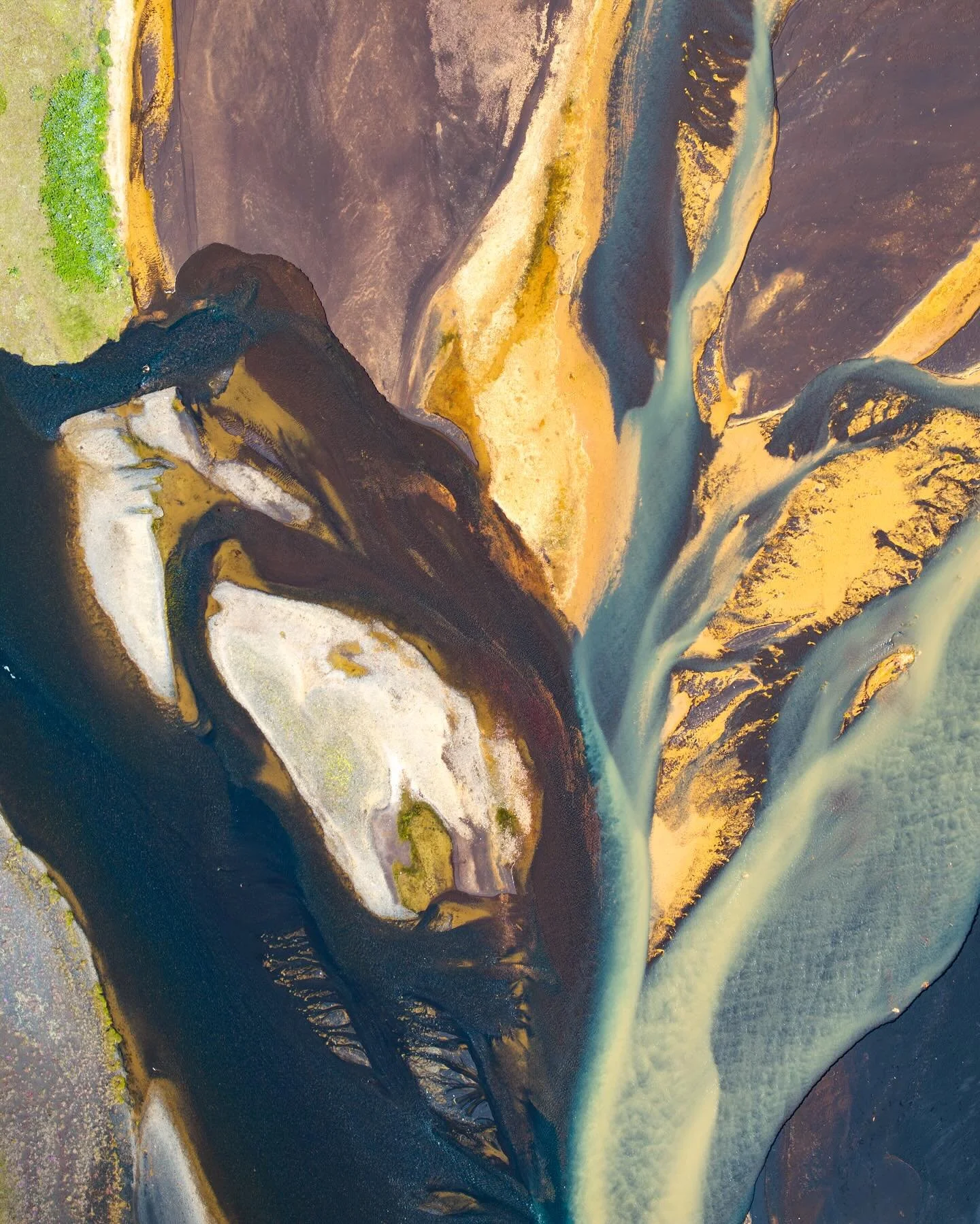 The beautiful braided rivers of Iceland are something to behold in themselves, but feature coloured sands as well and you have something out-of-this-world! #icelandscape #braidedrivers #abstractlandscapes #dronephotooftheday