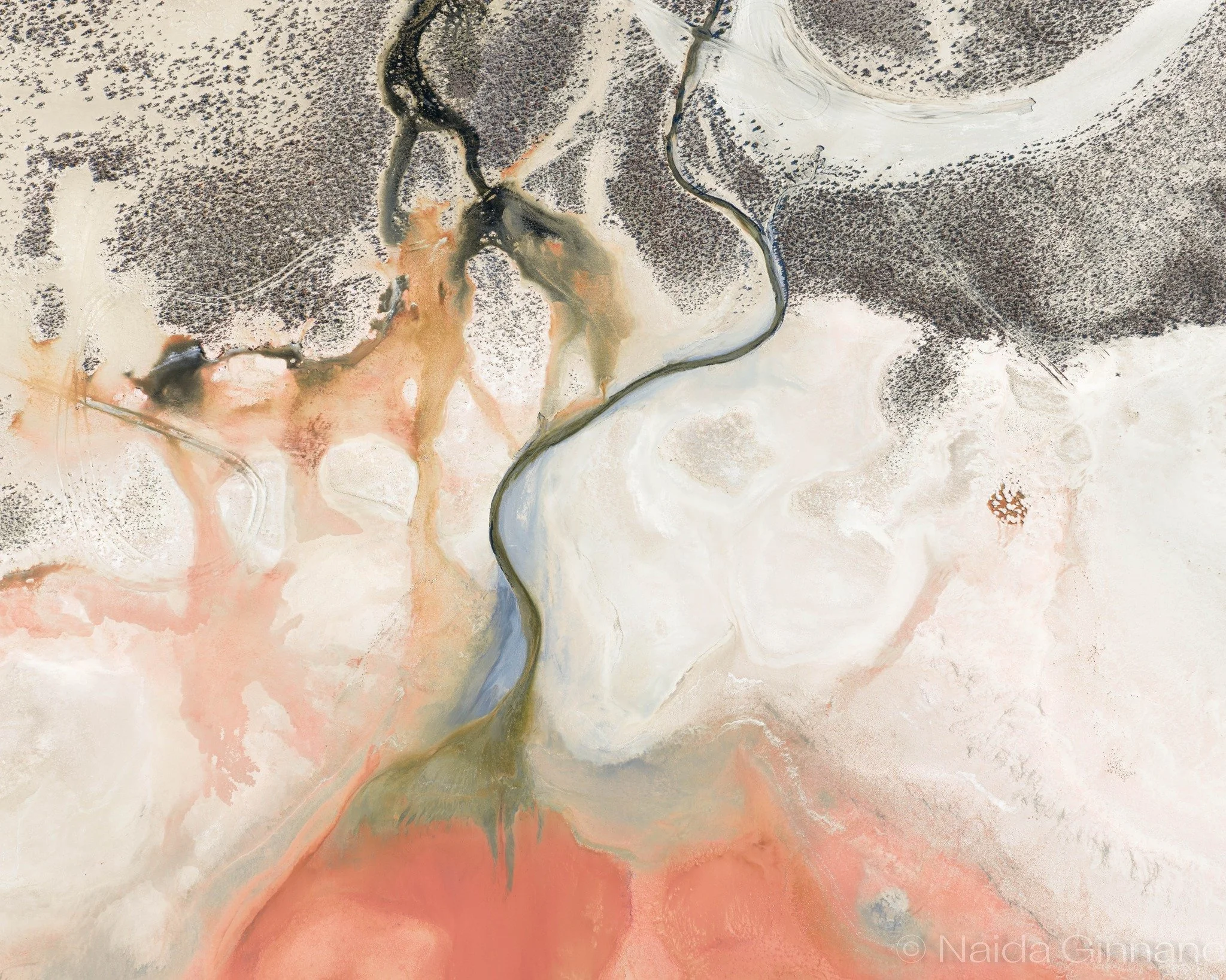 This is a painting by 'The Outback'!. A black creek threading through salt, pink lake bleeding at the edge. Thanks to @scottjonphotography  for showing us this spectacular part of Australia! ...what do you see?

#aerialphotography #abstractphotograph