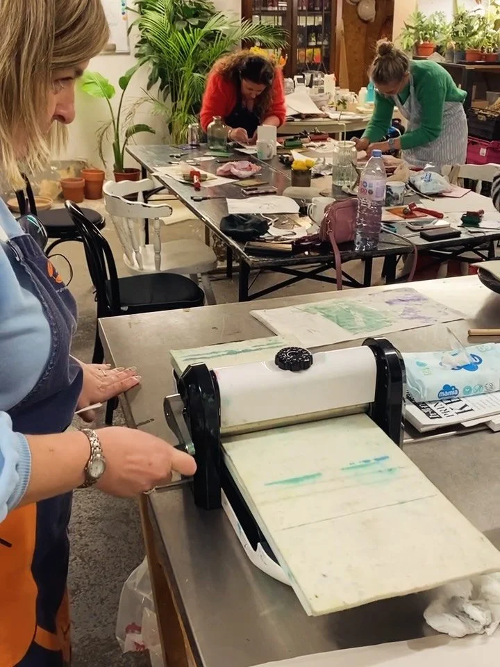 A few little bits from a glorious workshop last weekend @borrowedlightflorals Lovely people getting inky and shutting out the world for a few hours. 

We had so much fun experimenting, learning new techniques and playing.

As always, thank you to Bor