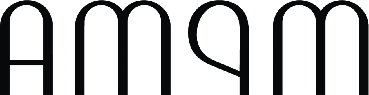 Logo avec les lettres stylisées "AMPM" en noir sur fond blanc.