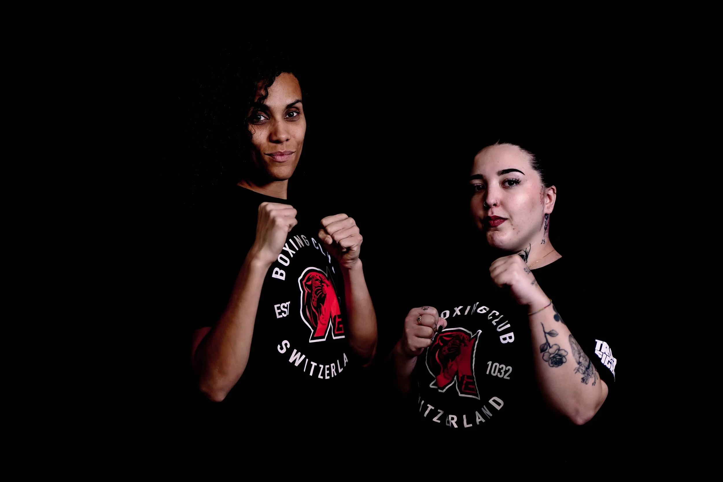 Amanda et Esther, les responsables de la boxe féminine à Lausanne. Deux femmes posent en faisant un geste de boxe.