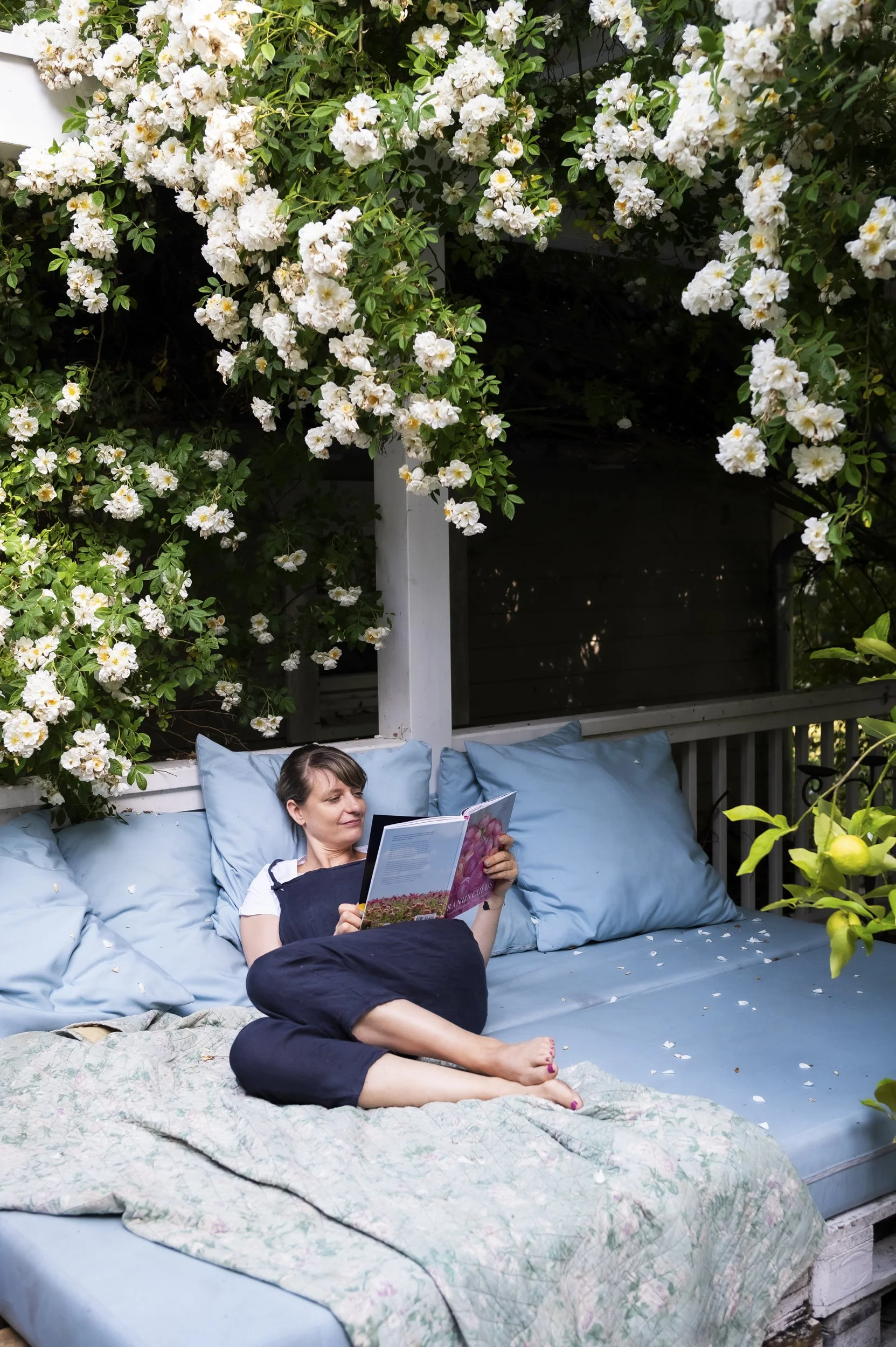 janina-laszlo-my-cottage-garden-sarah-stiller-rose-garden-reportage  001.jpg