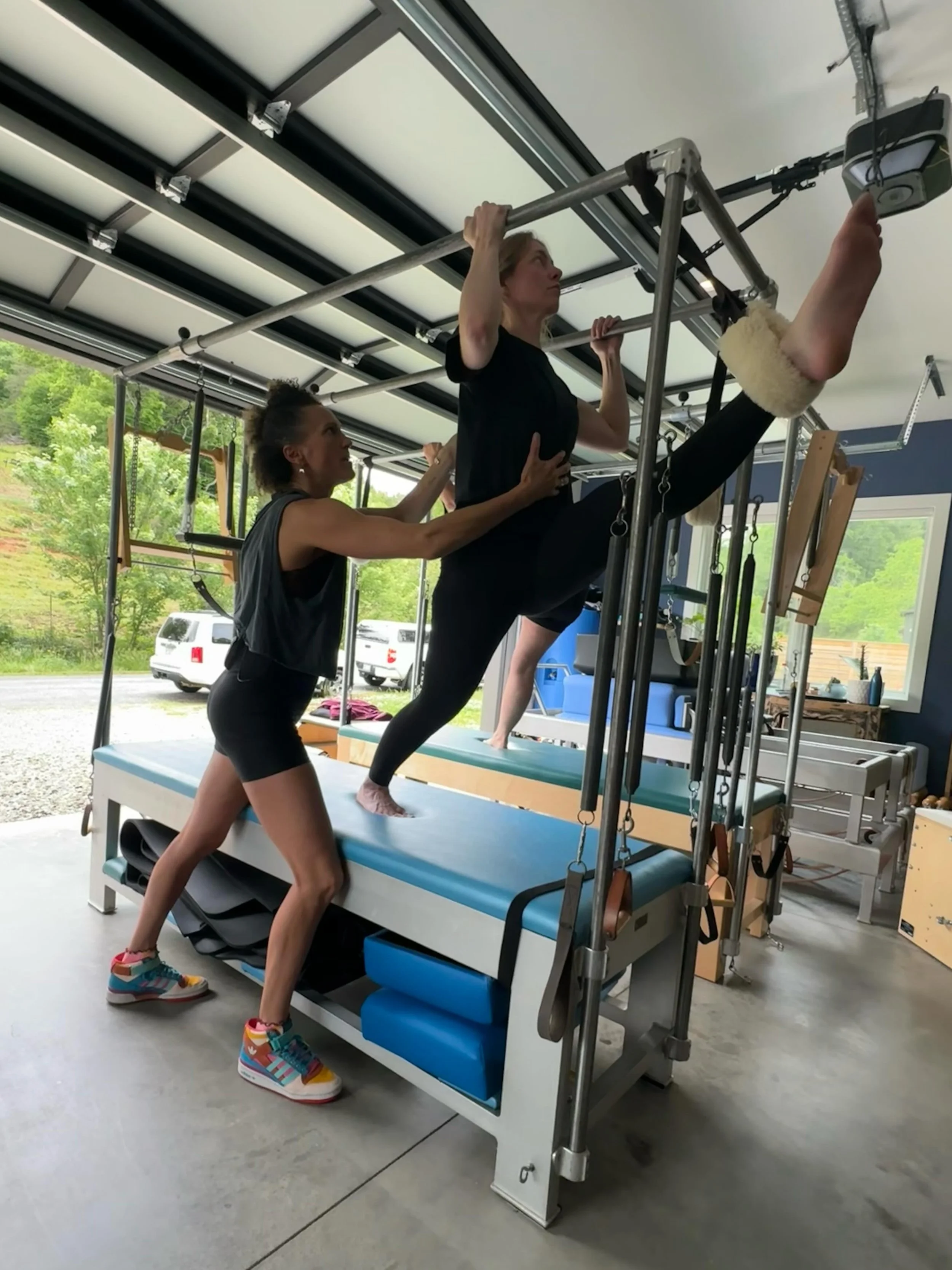 The last two hours of our last day of the workshop weekend was awfully lively and challenging and yummy. 

It was a HIP day through the lens of moving through 3 Places - front / side / back.  And yes we did side kicks again and again before the Balle