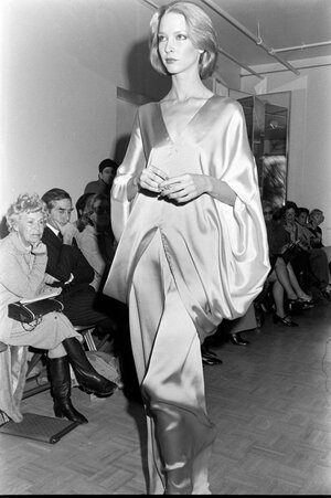 halston-american-designer-iconic-fashion-moments_9781019f.jpeg