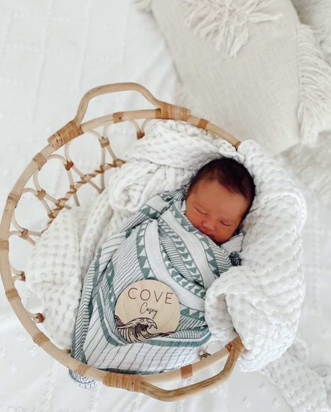 When I first had the idea for the studio, my heart&rsquo;s hope was that I could create a place where families could capture beautiful photos on their own. @latelywithlacy came in with her brand new baby Cove 🥰 and captured these gorgeous photos. Sh