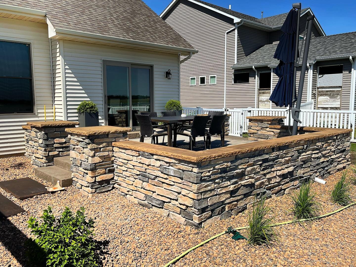 Dreaming of Summer days ☀️and warmer temps on this bitterly cold day! 🍹🏝

#cantwaitforsummer #patio #hardscapelife #techopro #veneerstone