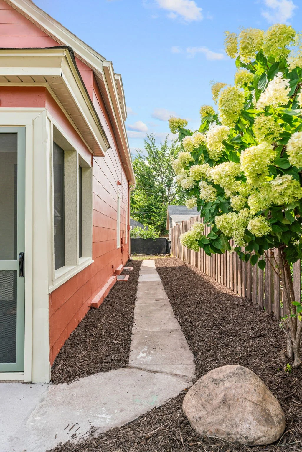 9-web-or-mls-4116 Elliot Ave-9.jpg